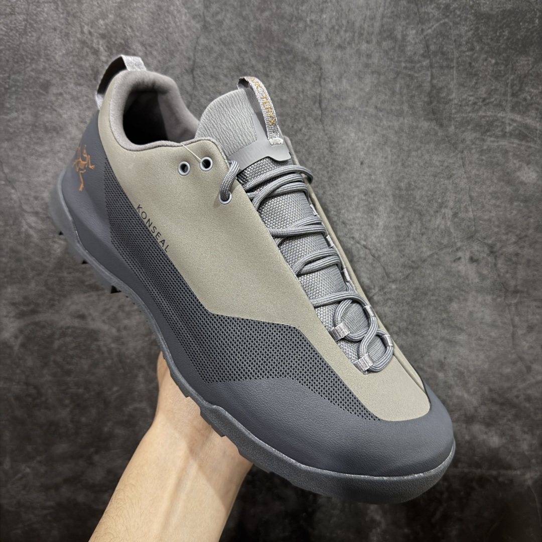 图片[3]-【莞产原盒版】Arcteryx始祖鸟 Konseal Shoe 舒适 防滑耐磨透气支撑抓地 登山鞋 灰色 正确原盒 全鞋采用头层麂皮 耐磨防滑黄金V底 莞产高品质 区别市场通货 代购指定版本 原数据开发 不掉标 正确高频字体 鸟爪细节完美 区别市场公版货 错误字体货 中底带钢印上脚舒适轻便无负重感 四季百搭 始祖鸟 KONSEAL 轻量户外鞋，这双鞋，不仅仅可以穿着逛街上班，更可以穿着徒步旅游甚至攀岩！说实话，没多少人真的会去攀岩，经我们试穿，这双鞋，日常穿也是非常舒服轻便！搭配日常的衣服完全不违和！结构中底TPU底盘，保护双脚。配置3D模具保护双脚+一体化系带系统，鞋面防撕裂网布、TPU保护膜和牛巴革合成面料，喜欢放心入！这种类型的鞋子咱们家超难得遇到一次，喜欢一定不要错过 尺码：39-45-选品中心