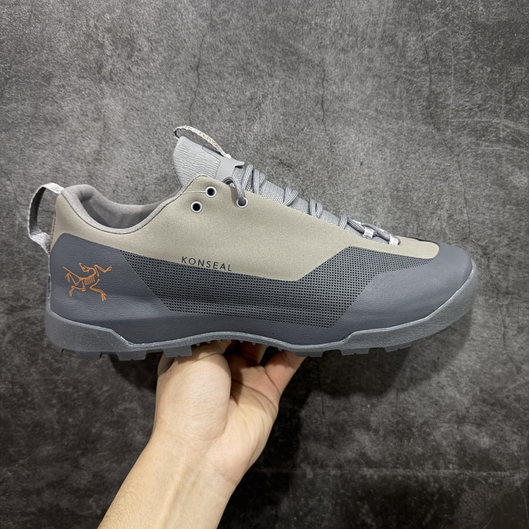 【莞产原盒版】Arcteryx始祖鸟 Konseal Shoe 舒适 防滑耐磨透气支撑抓地 登山鞋 灰色 正确原盒 全鞋采用头层麂皮 耐磨防滑黄金V底 莞产高品质 区别市场通货 代购指定版本 原数据开发 不掉标 正确高频字体 鸟爪细节完美 区别市场公版货 错误字体货 中底带钢印上脚舒适轻便无负重感 四季百搭 始祖鸟 KONSEAL 轻量户外鞋，这双鞋，不仅仅可以穿着逛街上班，更可以穿着徒步旅游甚至攀岩！说实话，没多少人真的会去攀岩，经我们试穿，这双鞋，日常穿也是非常舒服轻便！搭配日常的衣服完全不违和！结构中底TPU底盘，保护双脚。配置3D模具保护双脚+一体化系带系统，鞋面防撕裂网布、TPU保护膜和牛巴革合成面料，喜欢放心入！这种类型的鞋子咱们家超难得遇到一次，喜欢一定不要错过 尺码：39-45-选品中心
