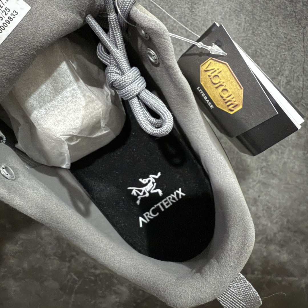 图片[7]-【莞产原盒版】Arcteryx始祖鸟 Konseal Shoe 舒适 防滑耐磨透气支撑抓地 登山鞋 深蓝色 正确原盒 全鞋采用头层麂皮 耐磨防滑黄金V底 莞产高品质 区别市场通货 代购指定版本 原数据开发 不掉标 正确高频字体 鸟爪细节完美 区别市场公版货 错误字体货 中底带钢印上脚舒适轻便无负重感 四季百搭 始祖鸟 KONSEAL 轻量户外鞋，这双鞋，不仅仅可以穿着逛街上班，更可以穿着徒步旅游甚至攀岩！说实话，没多少人真的会去攀岩，经我们试穿，这双鞋，日常穿也是非常舒服轻便！搭配日常的衣服完全不违和！结构中底TPU底盘，保护双脚。配置3D模具保护双脚+一体化系带系统，鞋面防撕裂网布、TPU保护膜和牛巴革合成面料，喜欢放心入！这种类型的鞋子咱们家超难得遇到一次，喜欢一定不要错过 尺码：39-45-选品中心