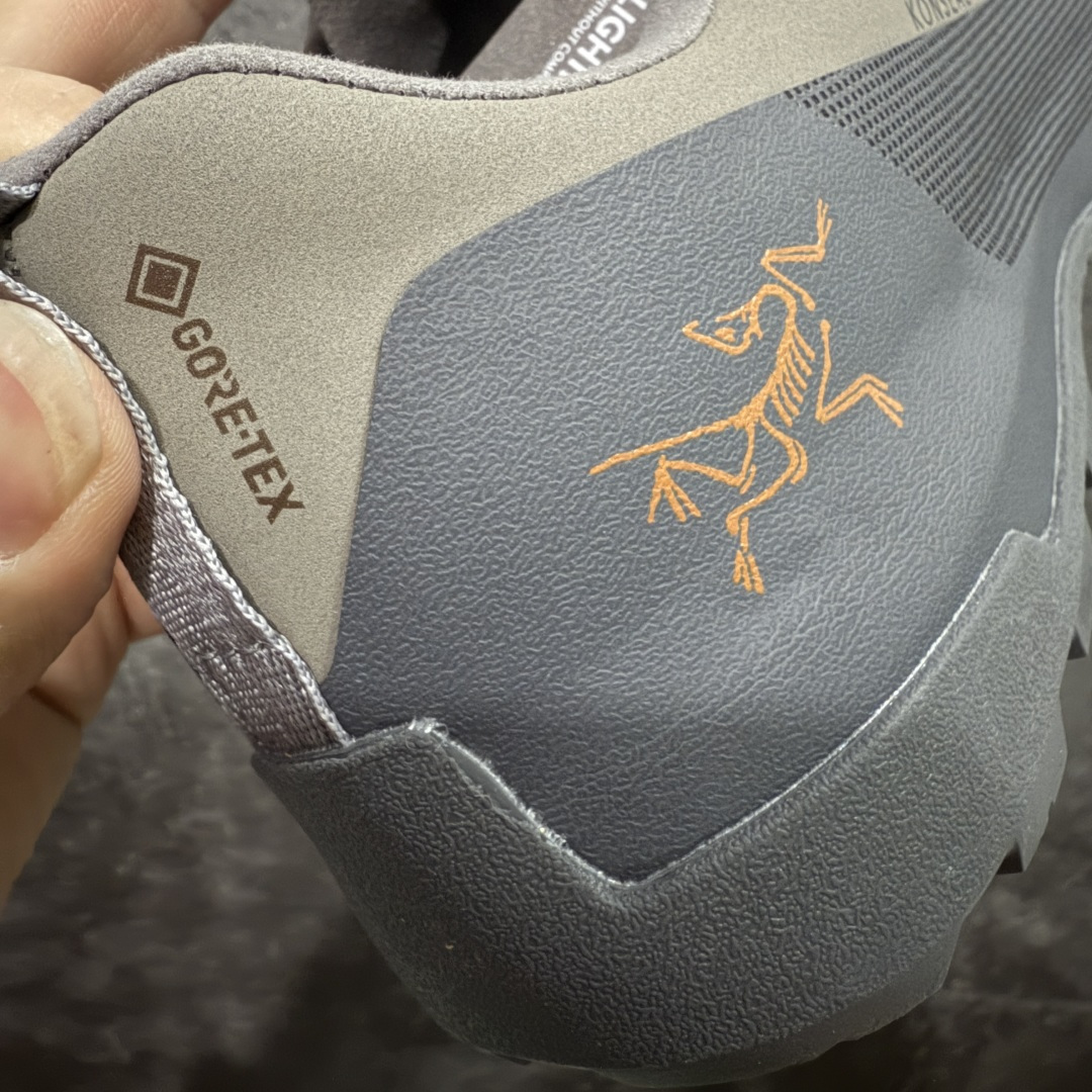 图片[2]-【莞产原盒版】Arcteryx始祖鸟 Konseal Shoe 舒适 防滑耐磨透气支撑抓地 登山鞋 深蓝色 正确原盒 全鞋采用头层麂皮 耐磨防滑黄金V底 莞产高品质 区别市场通货 代购指定版本 原数据开发 不掉标 正确高频字体 鸟爪细节完美 区别市场公版货 错误字体货 中底带钢印上脚舒适轻便无负重感 四季百搭 始祖鸟 KONSEAL 轻量户外鞋，这双鞋，不仅仅可以穿着逛街上班，更可以穿着徒步旅游甚至攀岩！说实话，没多少人真的会去攀岩，经我们试穿，这双鞋，日常穿也是非常舒服轻便！搭配日常的衣服完全不违和！结构中底TPU底盘，保护双脚。配置3D模具保护双脚+一体化系带系统，鞋面防撕裂网布、TPU保护膜和牛巴革合成面料，喜欢放心入！这种类型的鞋子咱们家超难得遇到一次，喜欢一定不要错过 尺码：39-45-选品中心