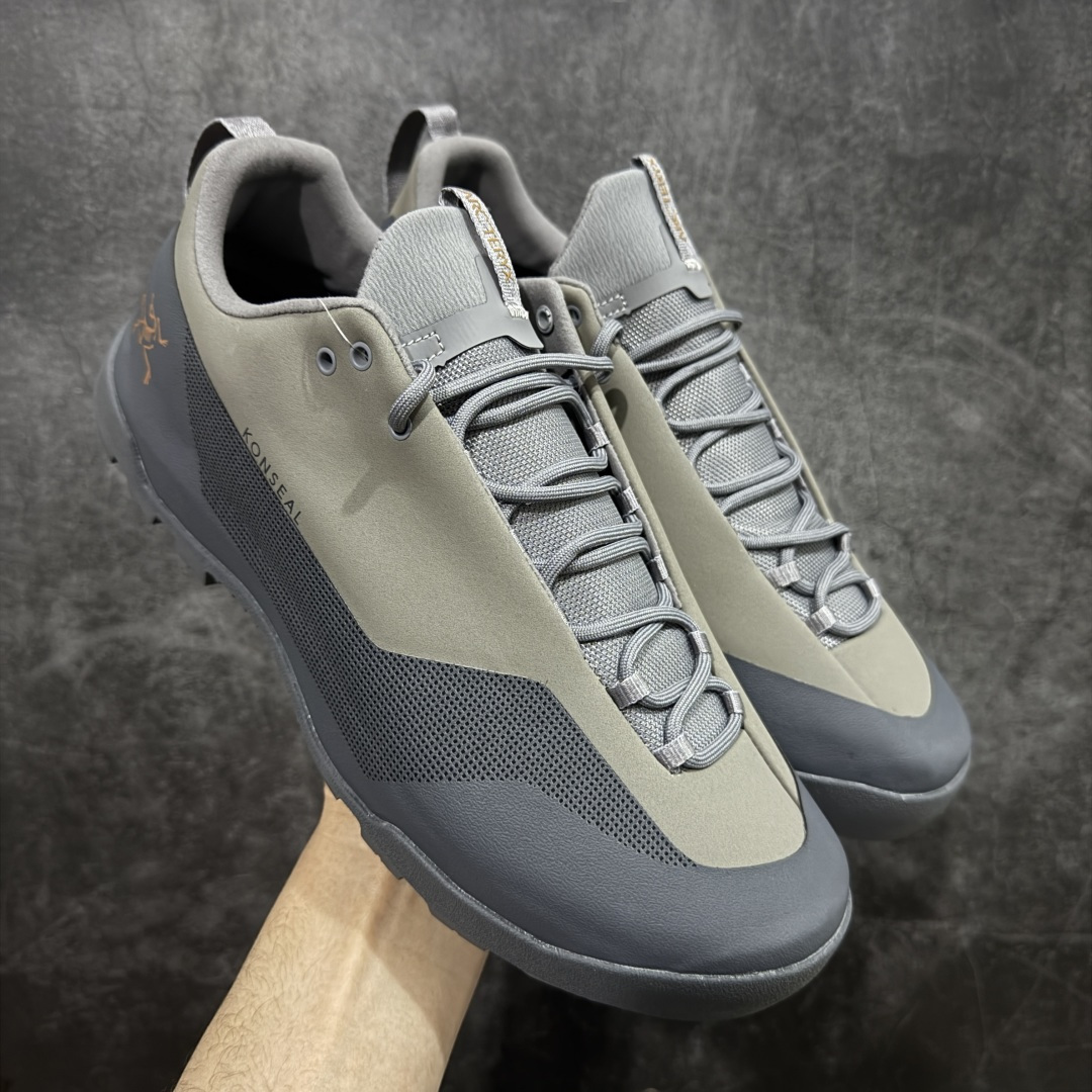 【莞产原盒版】Arcteryx始祖鸟 Konseal Shoe 舒适 防滑耐磨透气支撑抓地 登山鞋 深蓝色 正确原盒 全鞋采用头层麂皮 耐磨防滑黄金V底 莞产高品质 区别市场通货 代购指定版本 原数据开发 不掉标 正确高频字体 鸟爪细节完美 区别市场公版货 错误字体货 中底带钢印上脚舒适轻便无负重感 四季百搭 始祖鸟 KONSEAL 轻量户外鞋，这双鞋，不仅仅可以穿着逛街上班，更可以穿着徒步旅游甚至攀岩！说实话，没多少人真的会去攀岩，经我们试穿，这双鞋，日常穿也是非常舒服轻便！搭配日常的衣服完全不违和！结构中底TPU底盘，保护双脚。配置3D模具保护双脚+一体化系带系统，鞋面防撕裂网布、TPU保护膜和牛巴革合成面料，喜欢放心入！这种类型的鞋子咱们家超难得遇到一次，喜欢一定不要错过 尺码：39-45-选品中心