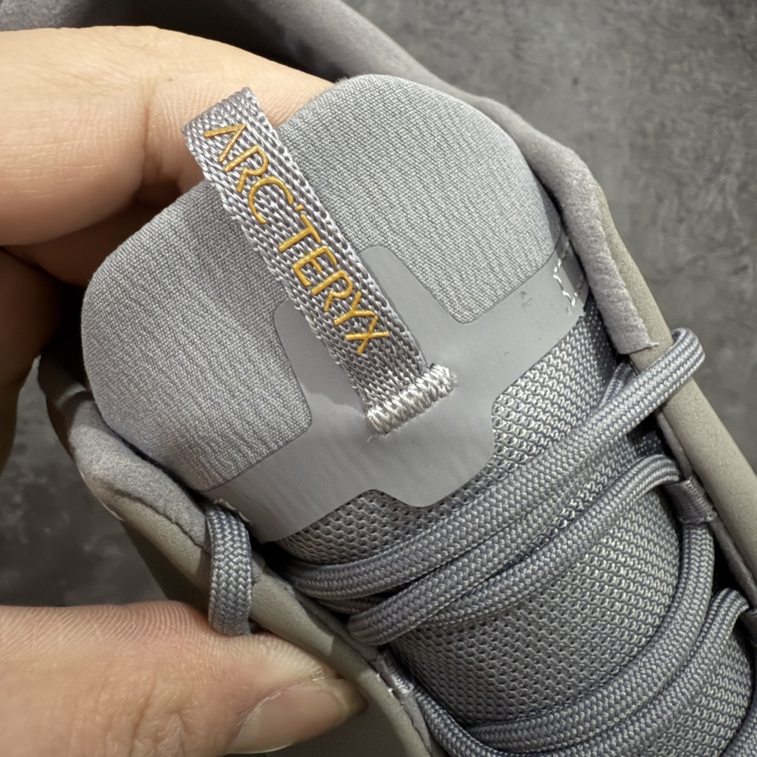 图片[5]-【莞产原盒版】Arcteryx始祖鸟 Konseal Shoe 舒适 防滑耐磨透气支撑抓地 登山鞋 深蓝色 正确原盒 全鞋采用头层麂皮 耐磨防滑黄金V底 莞产高品质 区别市场通货 代购指定版本 原数据开发 不掉标 正确高频字体 鸟爪细节完美 区别市场公版货 错误字体货 中底带钢印上脚舒适轻便无负重感 四季百搭 始祖鸟 KONSEAL 轻量户外鞋，这双鞋，不仅仅可以穿着逛街上班，更可以穿着徒步旅游甚至攀岩！说实话，没多少人真的会去攀岩，经我们试穿，这双鞋，日常穿也是非常舒服轻便！搭配日常的衣服完全不违和！结构中底TPU底盘，保护双脚。配置3D模具保护双脚+一体化系带系统，鞋面防撕裂网布、TPU保护膜和牛巴革合成面料，喜欢放心入！这种类型的鞋子咱们家超难得遇到一次，喜欢一定不要错过 尺码：39-45-选品中心