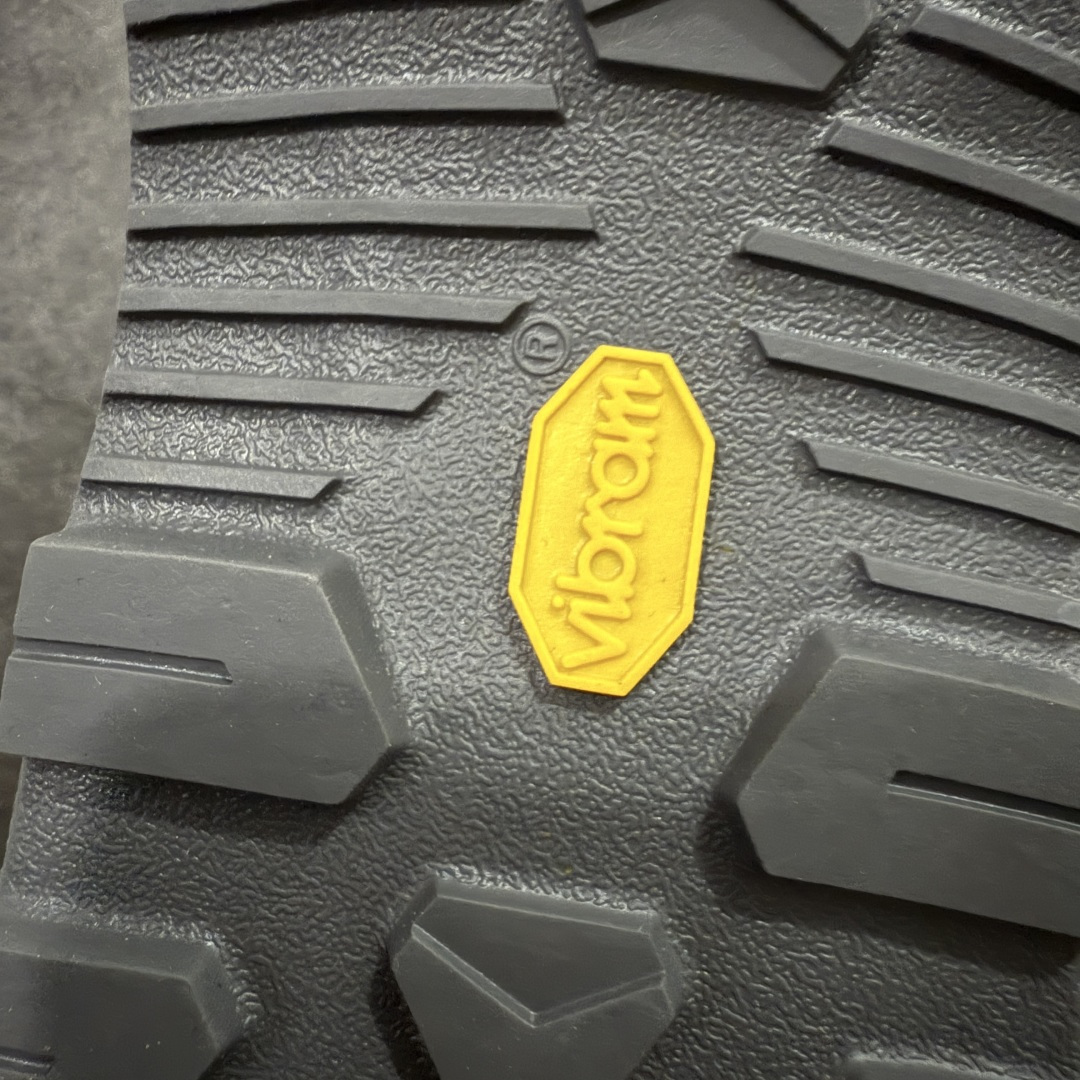 图片[9]-【莞产原盒版】Arcteryx始祖鸟 Konseal Shoe 舒适 防滑耐磨透气支撑抓地 登山鞋 深蓝色 正确原盒 全鞋采用头层麂皮 耐磨防滑黄金V底 莞产高品质 区别市场通货 代购指定版本 原数据开发 不掉标 正确高频字体 鸟爪细节完美 区别市场公版货 错误字体货 中底带钢印上脚舒适轻便无负重感 四季百搭 始祖鸟 KONSEAL 轻量户外鞋，这双鞋，不仅仅可以穿着逛街上班，更可以穿着徒步旅游甚至攀岩！说实话，没多少人真的会去攀岩，经我们试穿，这双鞋，日常穿也是非常舒服轻便！搭配日常的衣服完全不违和！结构中底TPU底盘，保护双脚。配置3D模具保护双脚+一体化系带系统，鞋面防撕裂网布、TPU保护膜和牛巴革合成面料，喜欢放心入！这种类型的鞋子咱们家超难得遇到一次，喜欢一定不要错过 尺码：39-45-选品中心