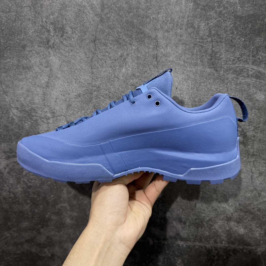 图片[2]-【莞产原盒版】Arcteryx始祖鸟 Konseal Shoe 舒适 防滑耐磨透气支撑抓地 登山鞋 深蓝色 正确原盒 全鞋采用头层麂皮 耐磨防滑黄金V底 莞产高品质 区别市场通货 代购指定版本 原数据开发 不掉标 正确高频字体 鸟爪细节完美 区别市场公版货 错误字体货 中底带钢印上脚舒适轻便无负重感 四季百搭 始祖鸟 KONSEAL 轻量户外鞋，这双鞋，不仅仅可以穿着逛街上班，更可以穿着徒步旅游甚至攀岩！说实话，没多少人真的会去攀岩，经我们试穿，这双鞋，日常穿也是非常舒服轻便！搭配日常的衣服完全不违和！结构中底TPU底盘，保护双脚。配置3D模具保护双脚+一体化系带系统，鞋面防撕裂网布、TPU保护膜和牛巴革合成面料，喜欢放心入！这种类型的鞋子咱们家超难得遇到一次，喜欢一定不要错过 尺码：39-45-选品中心