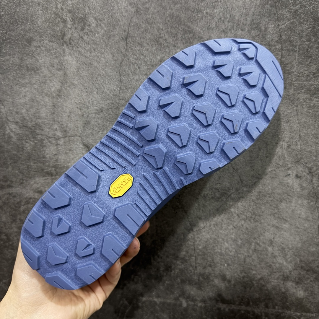 图片[9]-【莞产原盒版】Arcteryx始祖鸟 Konseal Shoe 舒适 防滑耐磨透气支撑抓地 登山鞋 深蓝色 正确原盒 全鞋采用头层麂皮 耐磨防滑黄金V底 莞产高品质 区别市场通货 代购指定版本 原数据开发 不掉标 正确高频字体 鸟爪细节完美 区别市场公版货 错误字体货 中底带钢印上脚舒适轻便无负重感 四季百搭 始祖鸟 KONSEAL 轻量户外鞋，这双鞋，不仅仅可以穿着逛街上班，更可以穿着徒步旅游甚至攀岩！说实话，没多少人真的会去攀岩，经我们试穿，这双鞋，日常穿也是非常舒服轻便！搭配日常的衣服完全不违和！结构中底TPU底盘，保护双脚。配置3D模具保护双脚+一体化系带系统，鞋面防撕裂网布、TPU保护膜和牛巴革合成面料，喜欢放心入！这种类型的鞋子咱们家超难得遇到一次，喜欢一定不要错过 尺码：39-45-选品中心