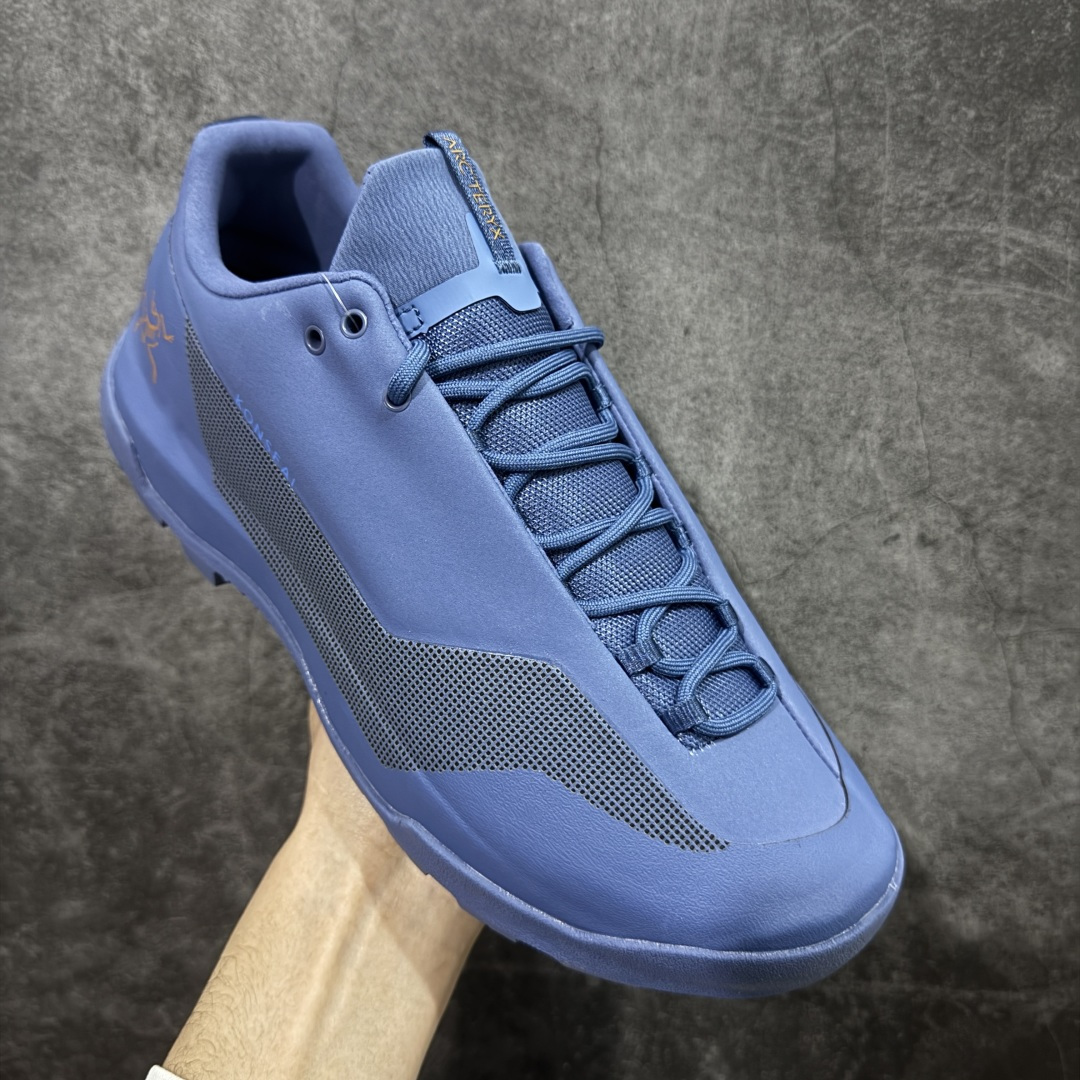 图片[3]-【莞产原盒版】Arcteryx始祖鸟 Konseal Shoe 舒适 防滑耐磨透气支撑抓地 登山鞋 深蓝色 正确原盒 全鞋采用头层麂皮 耐磨防滑黄金V底 莞产高品质 区别市场通货 代购指定版本 原数据开发 不掉标 正确高频字体 鸟爪细节完美 区别市场公版货 错误字体货 中底带钢印上脚舒适轻便无负重感 四季百搭 始祖鸟 KONSEAL 轻量户外鞋，这双鞋，不仅仅可以穿着逛街上班，更可以穿着徒步旅游甚至攀岩！说实话，没多少人真的会去攀岩，经我们试穿，这双鞋，日常穿也是非常舒服轻便！搭配日常的衣服完全不违和！结构中底TPU底盘，保护双脚。配置3D模具保护双脚+一体化系带系统，鞋面防撕裂网布、TPU保护膜和牛巴革合成面料，喜欢放心入！这种类型的鞋子咱们家超难得遇到一次，喜欢一定不要错过 尺码：39-45-选品中心