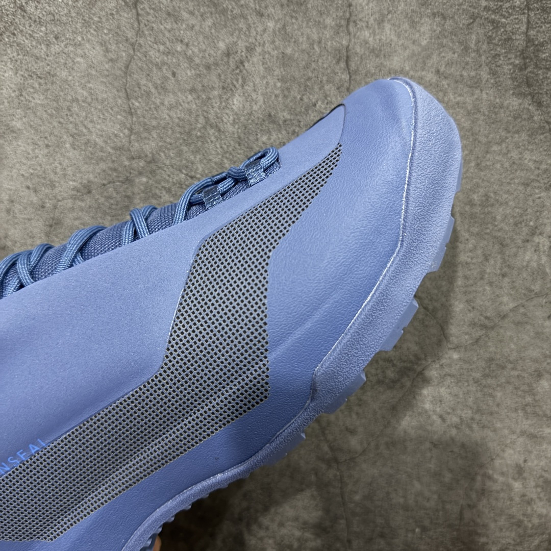 图片[6]-【莞产原盒版】Arcteryx始祖鸟 Konseal Shoe 舒适 防滑耐磨透气支撑抓地 登山鞋 深蓝色 正确原盒 全鞋采用头层麂皮 耐磨防滑黄金V底 莞产高品质 区别市场通货 代购指定版本 原数据开发 不掉标 正确高频字体 鸟爪细节完美 区别市场公版货 错误字体货 中底带钢印上脚舒适轻便无负重感 四季百搭 始祖鸟 KONSEAL 轻量户外鞋，这双鞋，不仅仅可以穿着逛街上班，更可以穿着徒步旅游甚至攀岩！说实话，没多少人真的会去攀岩，经我们试穿，这双鞋，日常穿也是非常舒服轻便！搭配日常的衣服完全不违和！结构中底TPU底盘，保护双脚。配置3D模具保护双脚+一体化系带系统，鞋面防撕裂网布、TPU保护膜和牛巴革合成面料，喜欢放心入！这种类型的鞋子咱们家超难得遇到一次，喜欢一定不要错过 尺码：39-45-选品中心