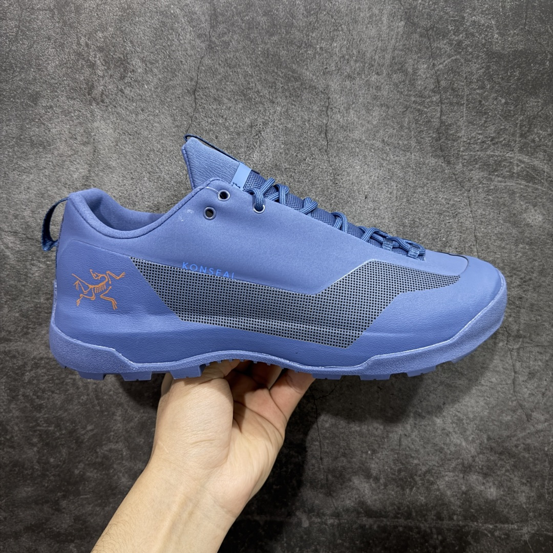 【莞产原盒版】Arcteryx始祖鸟 Konseal Shoe 舒适 防滑耐磨透气支撑抓地 登山鞋 深蓝色 正确原盒 全鞋采用头层麂皮 耐磨防滑黄金V底 莞产高品质 区别市场通货 代购指定版本 原数据开发 不掉标 正确高频字体 鸟爪细节完美 区别市场公版货 错误字体货 中底带钢印上脚舒适轻便无负重感 四季百搭 始祖鸟 KONSEAL 轻量户外鞋，这双鞋，不仅仅可以穿着逛街上班，更可以穿着徒步旅游甚至攀岩！说实话，没多少人真的会去攀岩，经我们试穿，这双鞋，日常穿也是非常舒服轻便！搭配日常的衣服完全不违和！结构中底TPU底盘，保护双脚。配置3D模具保护双脚+一体化系带系统，鞋面防撕裂网布、TPU保护膜和牛巴革合成面料，喜欢放心入！这种类型的鞋子咱们家超难得遇到一次，喜欢一定不要错过 尺码：39-45-选品中心