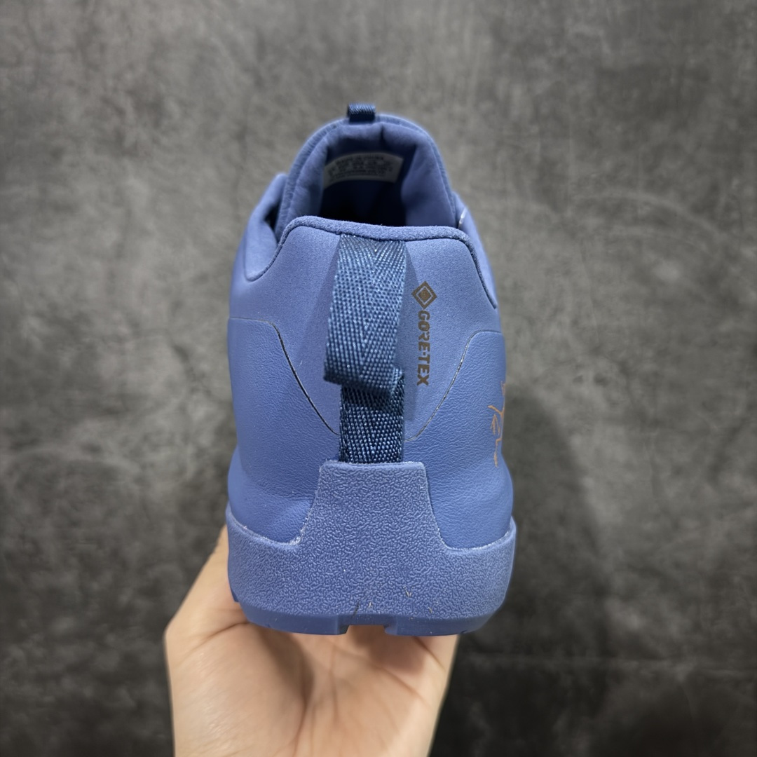 图片[4]-【莞产原盒版】Arcteryx始祖鸟 Konseal Shoe 舒适 防滑耐磨透气支撑抓地 登山鞋 深蓝色 正确原盒 全鞋采用头层麂皮 耐磨防滑黄金V底 莞产高品质 区别市场通货 代购指定版本 原数据开发 不掉标 正确高频字体 鸟爪细节完美 区别市场公版货 错误字体货 中底带钢印上脚舒适轻便无负重感 四季百搭 始祖鸟 KONSEAL 轻量户外鞋，这双鞋，不仅仅可以穿着逛街上班，更可以穿着徒步旅游甚至攀岩！说实话，没多少人真的会去攀岩，经我们试穿，这双鞋，日常穿也是非常舒服轻便！搭配日常的衣服完全不违和！结构中底TPU底盘，保护双脚。配置3D模具保护双脚+一体化系带系统，鞋面防撕裂网布、TPU保护膜和牛巴革合成面料，喜欢放心入！这种类型的鞋子咱们家超难得遇到一次，喜欢一定不要错过 尺码：39-45-选品中心