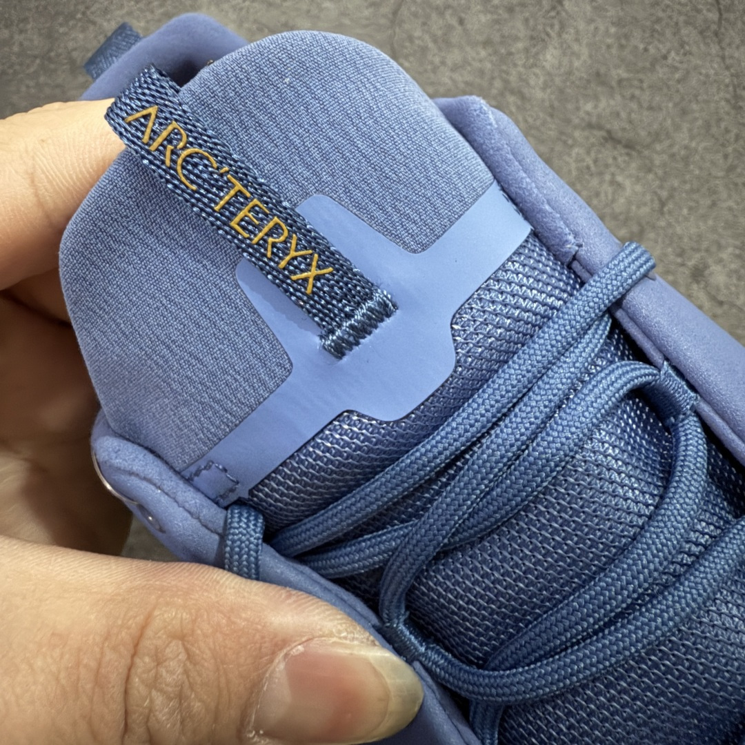 图片[5]-【莞产原盒版】Arcteryx始祖鸟 Konseal Shoe 舒适 防滑耐磨透气支撑抓地 登山鞋 深蓝色 正确原盒 全鞋采用头层麂皮 耐磨防滑黄金V底 莞产高品质 区别市场通货 代购指定版本 原数据开发 不掉标 正确高频字体 鸟爪细节完美 区别市场公版货 错误字体货 中底带钢印上脚舒适轻便无负重感 四季百搭 始祖鸟 KONSEAL 轻量户外鞋，这双鞋，不仅仅可以穿着逛街上班，更可以穿着徒步旅游甚至攀岩！说实话，没多少人真的会去攀岩，经我们试穿，这双鞋，日常穿也是非常舒服轻便！搭配日常的衣服完全不违和！结构中底TPU底盘，保护双脚。配置3D模具保护双脚+一体化系带系统，鞋面防撕裂网布、TPU保护膜和牛巴革合成面料，喜欢放心入！这种类型的鞋子咱们家超难得遇到一次，喜欢一定不要错过 尺码：39-45-选品中心