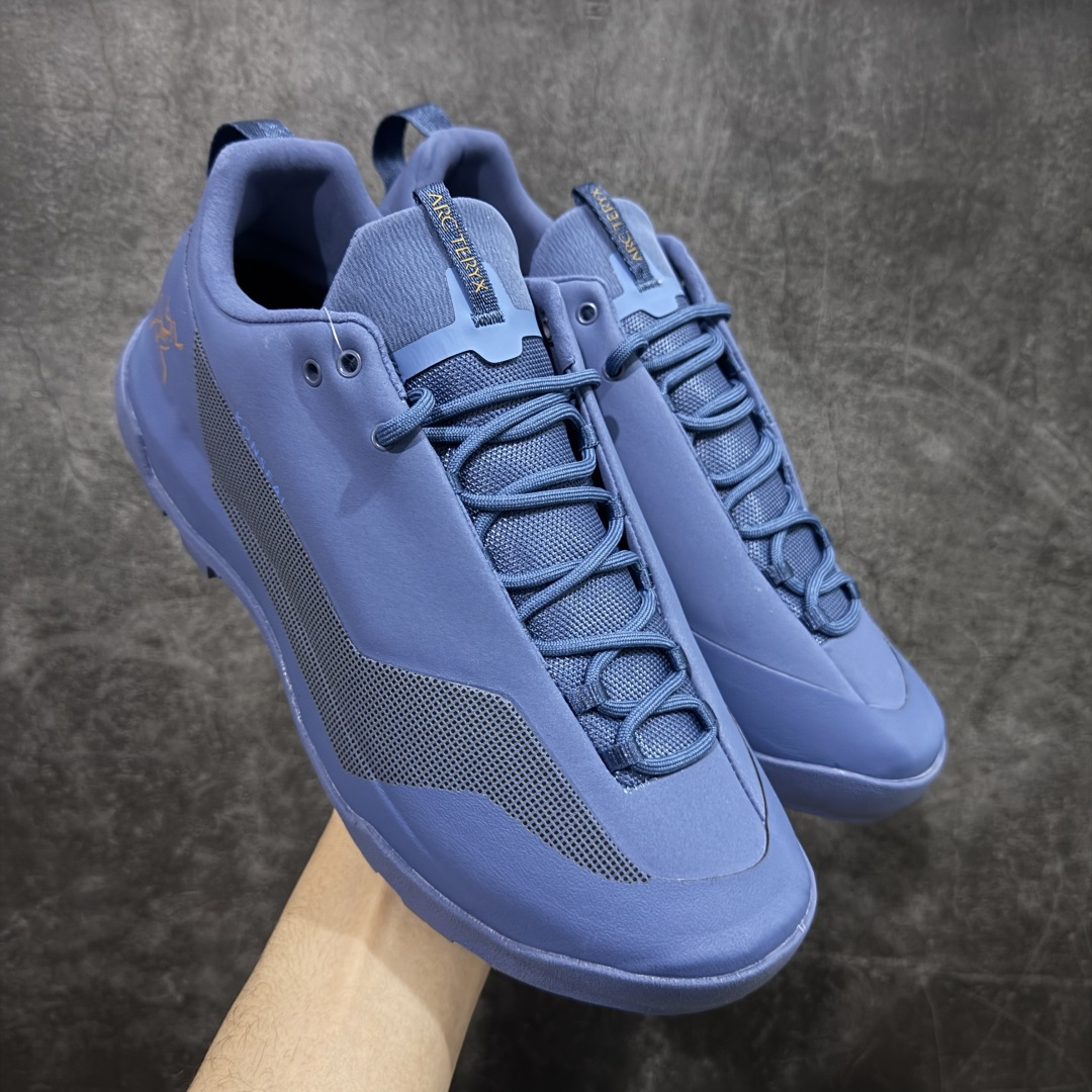 【莞产原盒版】Arcteryx始祖鸟 Konseal Shoe 舒适 防滑耐磨透气支撑抓地 登山鞋 深蓝色 正确原盒 全鞋采用头层麂皮 耐磨防滑黄金V底 莞产高品质 区别市场通货 代购指定版本 原数据开发 不掉标 正确高频字体 鸟爪细节完美 区别市场公版货 错误字体货 中底带钢印上脚舒适轻便无负重感 四季百搭 始祖鸟 KONSEAL 轻量户外鞋，这双鞋，不仅仅可以穿着逛街上班，更可以穿着徒步旅游甚至攀岩！说实话，没多少人真的会去攀岩，经我们试穿，这双鞋，日常穿也是非常舒服轻便！搭配日常的衣服完全不违和！结构中底TPU底盘，保护双脚。配置3D模具保护双脚+一体化系带系统，鞋面防撕裂网布、TPU保护膜和牛巴革合成面料，喜欢放心入！这种类型的鞋子咱们家超难得遇到一次，喜欢一定不要错过 尺码：39-45-选品中心