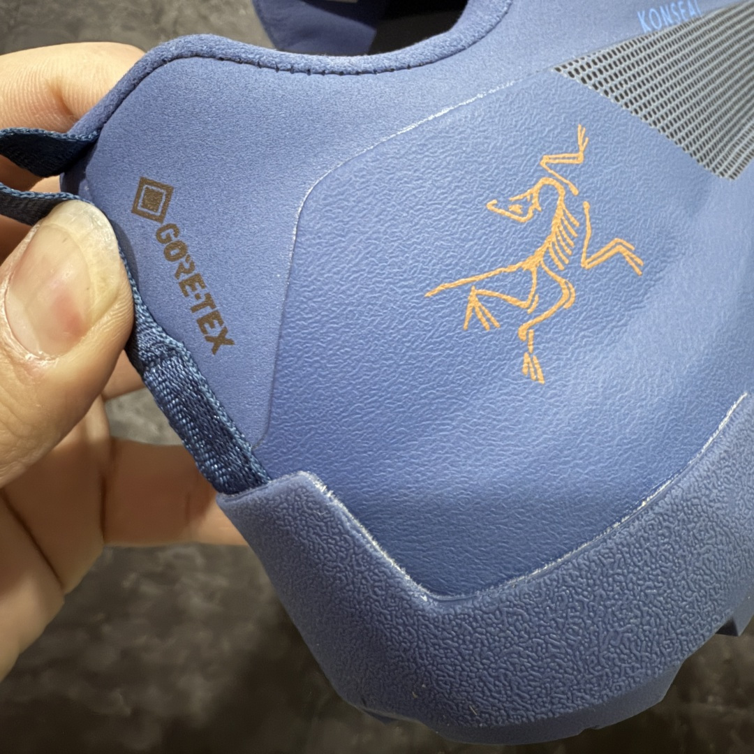 图片[2]-【莞产原盒版】Arcteryx始祖鸟 Konseal Shoe 舒适 防滑耐磨透气支撑抓地 登山鞋 深蓝色 正确原盒 全鞋采用头层麂皮 耐磨防滑黄金V底 莞产高品质 区别市场通货 代购指定版本 原数据开发 不掉标 正确高频字体 鸟爪细节完美 区别市场公版货 错误字体货 中底带钢印上脚舒适轻便无负重感 四季百搭 始祖鸟 KONSEAL 轻量户外鞋，这双鞋，不仅仅可以穿着逛街上班，更可以穿着徒步旅游甚至攀岩！说实话，没多少人真的会去攀岩，经我们试穿，这双鞋，日常穿也是非常舒服轻便！搭配日常的衣服完全不违和！结构中底TPU底盘，保护双脚。配置3D模具保护双脚+一体化系带系统，鞋面防撕裂网布、TPU保护膜和牛巴革合成面料，喜欢放心入！这种类型的鞋子咱们家超难得遇到一次，喜欢一定不要错过 尺码：39-45-选品中心