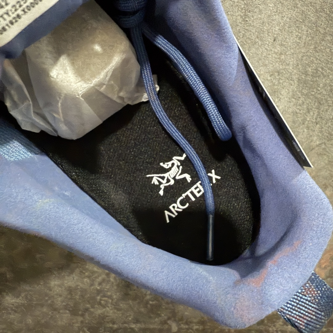 图片[7]-【莞产原盒版】Arcteryx始祖鸟 Konseal Shoe 舒适 防滑耐磨透气支撑抓地 登山鞋 深蓝色 正确原盒 全鞋采用头层麂皮 耐磨防滑黄金V底 莞产高品质 区别市场通货 代购指定版本 原数据开发 不掉标 正确高频字体 鸟爪细节完美 区别市场公版货 错误字体货 中底带钢印上脚舒适轻便无负重感 四季百搭 始祖鸟 KONSEAL 轻量户外鞋，这双鞋，不仅仅可以穿着逛街上班，更可以穿着徒步旅游甚至攀岩！说实话，没多少人真的会去攀岩，经我们试穿，这双鞋，日常穿也是非常舒服轻便！搭配日常的衣服完全不违和！结构中底TPU底盘，保护双脚。配置3D模具保护双脚+一体化系带系统，鞋面防撕裂网布、TPU保护膜和牛巴革合成面料，喜欢放心入！这种类型的鞋子咱们家超难得遇到一次，喜欢一定不要错过 尺码：39-45-选品中心