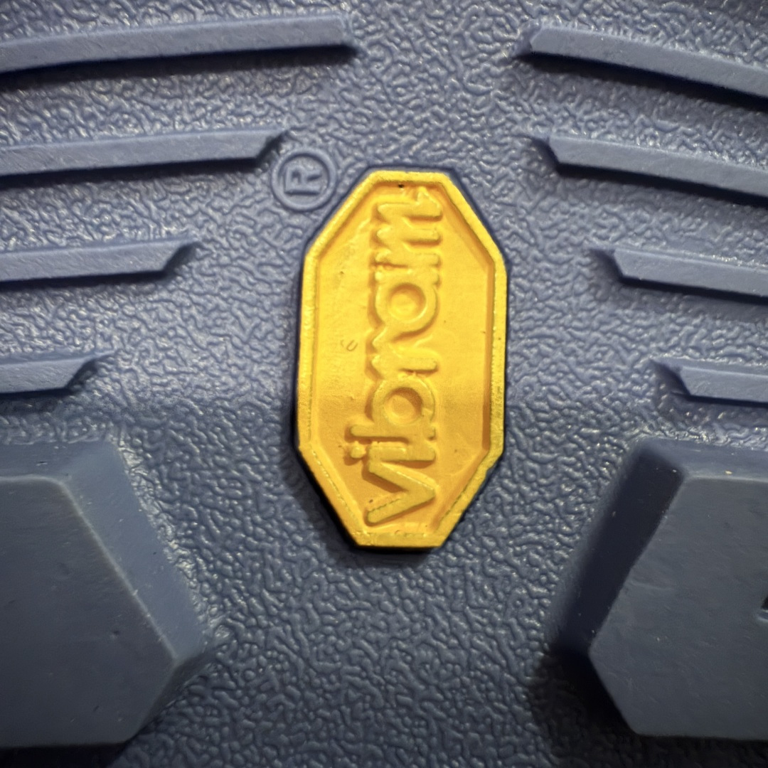 图片[9]-【莞产原盒版】Arcteryx始祖鸟 Konseal Shoe 舒适 防滑耐磨透气支撑抓地 登山鞋 深蓝色 正确原盒 全鞋采用头层麂皮 耐磨防滑黄金V底 莞产高品质 区别市场通货 代购指定版本 原数据开发 不掉标 正确高频字体 鸟爪细节完美 区别市场公版货 错误字体货 中底带钢印上脚舒适轻便无负重感 四季百搭 始祖鸟 KONSEAL 轻量户外鞋，这双鞋，不仅仅可以穿着逛街上班，更可以穿着徒步旅游甚至攀岩！说实话，没多少人真的会去攀岩，经我们试穿，这双鞋，日常穿也是非常舒服轻便！搭配日常的衣服完全不违和！结构中底TPU底盘，保护双脚。配置3D模具保护双脚+一体化系带系统，鞋面防撕裂网布、TPU保护膜和牛巴革合成面料，喜欢放心入！这种类型的鞋子咱们家超难得遇到一次，喜欢一定不要错过 尺码：39-45-选品中心