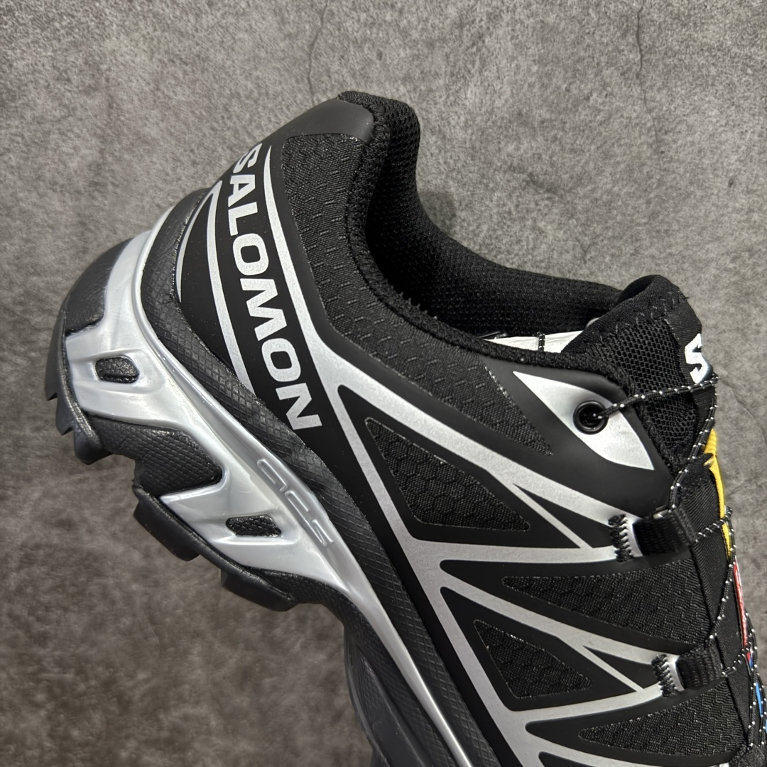 图片[7]-【跑量版】 Salomon XT-6 GTX黑银防水 一代 萨洛蒙复古潮流户外机能登山跑鞋 474506 全套原纸板楦头开发 原厂特供网布配套加持 确保原汁原味 完美呈现版型 原档数据独家私模五层组合大底 原装Ortholite轻量化鞋垫 中底布带钢印编号 原厂TPU锁扣 进口港宝加持 后跟自然饱满 还原公司包裹性 鞋面以“锯齿”状的包裹系统呈现 在基色底之下加入了各种色点缀 将公司的最新技术和时尚前卫的造型融入耐用的长跑款式中 鞋面由 TPU 薄膜制成 并焊接在高耐磨网眼上 使其既时尚又坚固 由 ACS底盘支撑 可增强稳定性和支撑力 以及由橡胶凸耳 Contragrip外底覆盖的 EVA 缓冲中底 旨在应对崎岖的地形 鞋舌上的彩色Salomon 标签、Quicklace 系统以及鞋头、鞋舌和鞋跟上的附加品牌使细节更加完美 让穿着者可以轻松驾驭户外与通勤下的任何运动生活场景 无缝鞋身户外随意纵横 颜值与脚感兼备 出街通勤 绝对非常吸睛 你值得拥有 尺码：36 36.5 37.5 38 38.5 39 40 40.5 41 42 42.5 43 44 44.5 45-选品中心