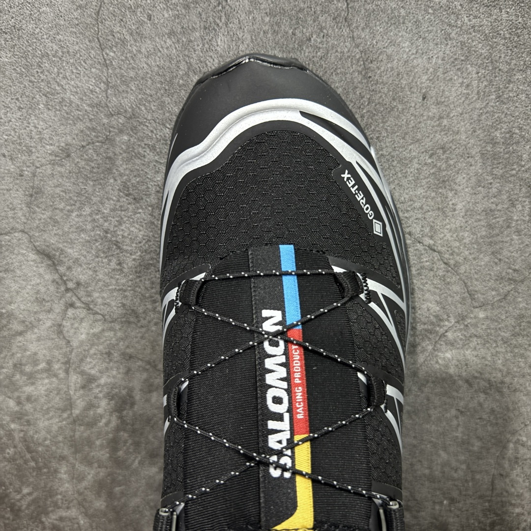 图片[5]-【跑量版】 Salomon XT-6 GTX黑银防水 一代 萨洛蒙复古潮流户外机能登山跑鞋 474506 全套原纸板楦头开发 原厂特供网布配套加持 确保原汁原味 完美呈现版型 原档数据独家私模五层组合大底 原装Ortholite轻量化鞋垫 中底布带钢印编号 原厂TPU锁扣 进口港宝加持 后跟自然饱满 还原公司包裹性 鞋面以“锯齿”状的包裹系统呈现 在基色底之下加入了各种色点缀 将公司的最新技术和时尚前卫的造型融入耐用的长跑款式中 鞋面由 TPU 薄膜制成 并焊接在高耐磨网眼上 使其既时尚又坚固 由 ACS底盘支撑 可增强稳定性和支撑力 以及由橡胶凸耳 Contragrip外底覆盖的 EVA 缓冲中底 旨在应对崎岖的地形 鞋舌上的彩色Salomon 标签、Quicklace 系统以及鞋头、鞋舌和鞋跟上的附加品牌使细节更加完美 让穿着者可以轻松驾驭户外与通勤下的任何运动生活场景 无缝鞋身户外随意纵横 颜值与脚感兼备 出街通勤 绝对非常吸睛 你值得拥有 尺码：36 36.5 37.5 38 38.5 39 40 40.5 41 42 42.5 43 44 44.5 45-选品中心