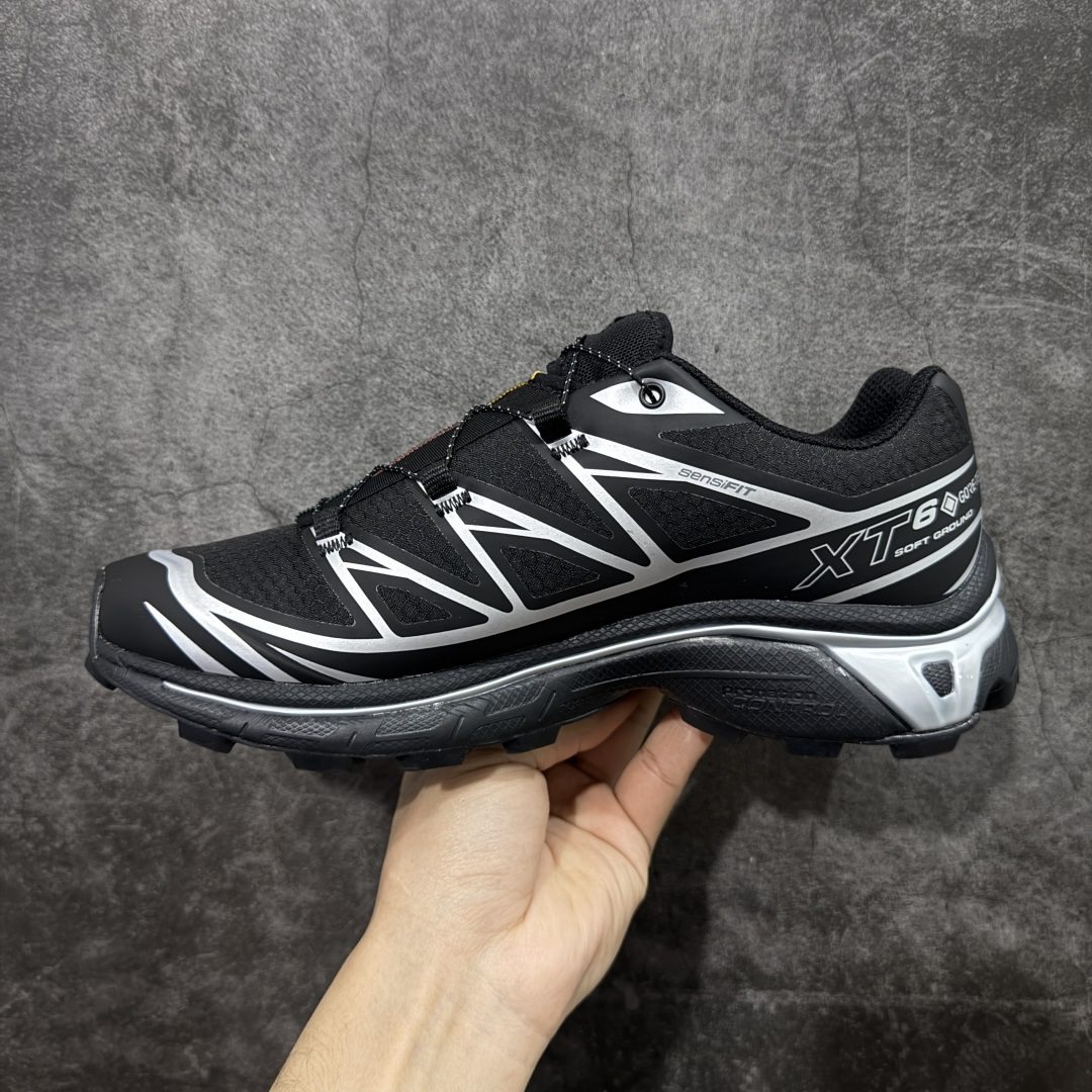 图片[2]-【跑量版】 Salomon XT-6 GTX黑银防水 一代 萨洛蒙复古潮流户外机能登山跑鞋 474506 全套原纸板楦头开发 原厂特供网布配套加持 确保原汁原味 完美呈现版型 原档数据独家私模五层组合大底 原装Ortholite轻量化鞋垫 中底布带钢印编号 原厂TPU锁扣 进口港宝加持 后跟自然饱满 还原公司包裹性 鞋面以“锯齿”状的包裹系统呈现 在基色底之下加入了各种色点缀 将公司的最新技术和时尚前卫的造型融入耐用的长跑款式中 鞋面由 TPU 薄膜制成 并焊接在高耐磨网眼上 使其既时尚又坚固 由 ACS底盘支撑 可增强稳定性和支撑力 以及由橡胶凸耳 Contragrip外底覆盖的 EVA 缓冲中底 旨在应对崎岖的地形 鞋舌上的彩色Salomon 标签、Quicklace 系统以及鞋头、鞋舌和鞋跟上的附加品牌使细节更加完美 让穿着者可以轻松驾驭户外与通勤下的任何运动生活场景 无缝鞋身户外随意纵横 颜值与脚感兼备 出街通勤 绝对非常吸睛 你值得拥有 尺码：36 36.5 37.5 38 38.5 39 40 40.5 41 42 42.5 43 44 44.5 45-选品中心