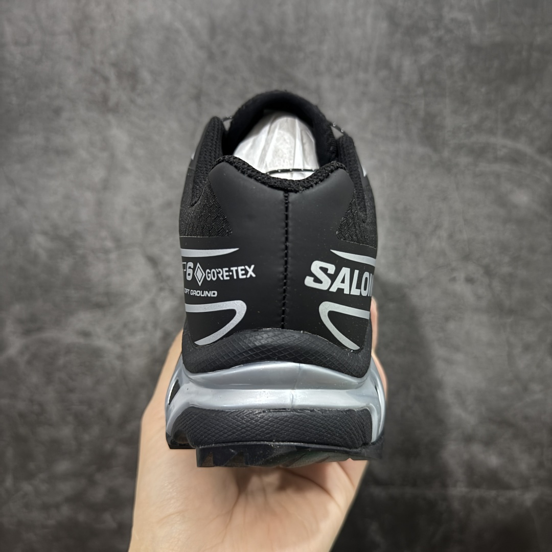 图片[4]-【跑量版】 Salomon XT-6 GTX黑银防水 一代 萨洛蒙复古潮流户外机能登山跑鞋 474506 全套原纸板楦头开发 原厂特供网布配套加持 确保原汁原味 完美呈现版型 原档数据独家私模五层组合大底 原装Ortholite轻量化鞋垫 中底布带钢印编号 原厂TPU锁扣 进口港宝加持 后跟自然饱满 还原公司包裹性 鞋面以“锯齿”状的包裹系统呈现 在基色底之下加入了各种色点缀 将公司的最新技术和时尚前卫的造型融入耐用的长跑款式中 鞋面由 TPU 薄膜制成 并焊接在高耐磨网眼上 使其既时尚又坚固 由 ACS底盘支撑 可增强稳定性和支撑力 以及由橡胶凸耳 Contragrip外底覆盖的 EVA 缓冲中底 旨在应对崎岖的地形 鞋舌上的彩色Salomon 标签、Quicklace 系统以及鞋头、鞋舌和鞋跟上的附加品牌使细节更加完美 让穿着者可以轻松驾驭户外与通勤下的任何运动生活场景 无缝鞋身户外随意纵横 颜值与脚感兼备 出街通勤 绝对非常吸睛 你值得拥有 尺码：36 36.5 37.5 38 38.5 39 40 40.5 41 42 42.5 43 44 44.5 45-选品中心