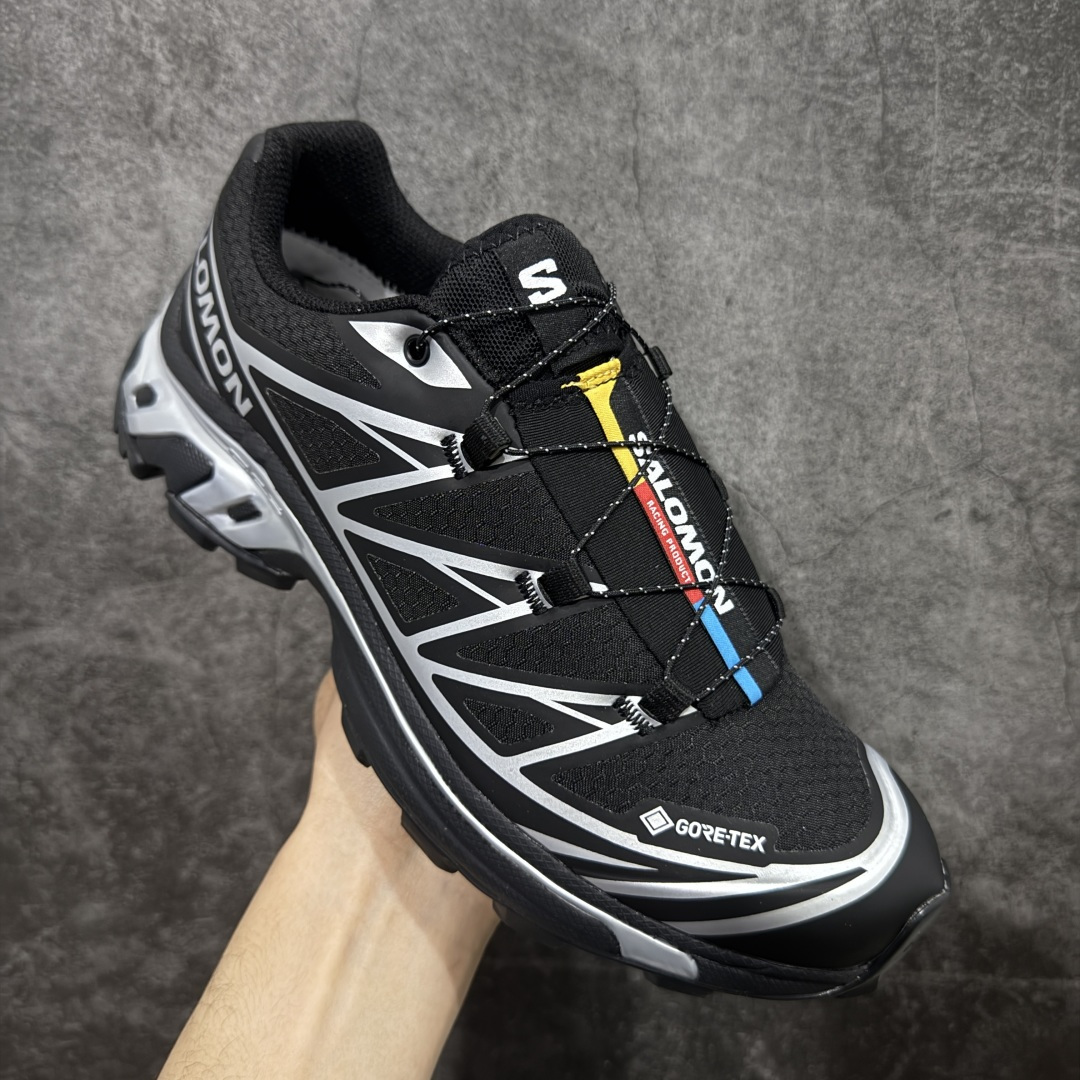 图片[3]-【跑量版】 Salomon XT-6 GTX黑银防水 一代 萨洛蒙复古潮流户外机能登山跑鞋 474506 全套原纸板楦头开发 原厂特供网布配套加持 确保原汁原味 完美呈现版型 原档数据独家私模五层组合大底 原装Ortholite轻量化鞋垫 中底布带钢印编号 原厂TPU锁扣 进口港宝加持 后跟自然饱满 还原公司包裹性 鞋面以“锯齿”状的包裹系统呈现 在基色底之下加入了各种色点缀 将公司的最新技术和时尚前卫的造型融入耐用的长跑款式中 鞋面由 TPU 薄膜制成 并焊接在高耐磨网眼上 使其既时尚又坚固 由 ACS底盘支撑 可增强稳定性和支撑力 以及由橡胶凸耳 Contragrip外底覆盖的 EVA 缓冲中底 旨在应对崎岖的地形 鞋舌上的彩色Salomon 标签、Quicklace 系统以及鞋头、鞋舌和鞋跟上的附加品牌使细节更加完美 让穿着者可以轻松驾驭户外与通勤下的任何运动生活场景 无缝鞋身户外随意纵横 颜值与脚感兼备 出街通勤 绝对非常吸睛 你值得拥有 尺码：36 36.5 37.5 38 38.5 39 40 40.5 41 42 42.5 43 44 44.5 45-选品中心