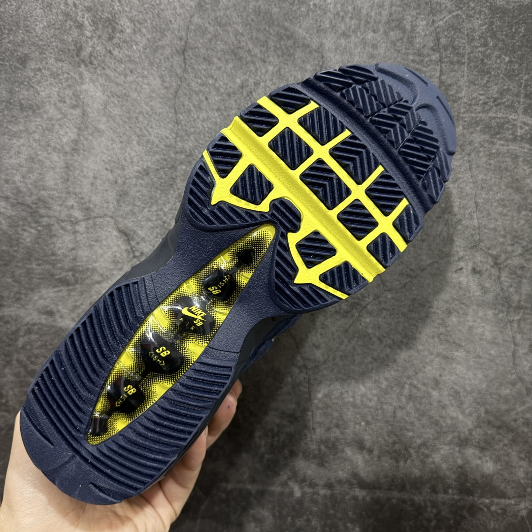 图片[9]-【顶级芯片版】Eric Koston x Nike Air Max 95 \”Obsidian and Speed Yellow\” 蓝白 货号：HQ8492-400 顶级版 开发数月 原版开发 多道QC质检 鞋型完美复刻 原厂级别工艺 正确色卡 正确气垫蓝光 正确大底 独家私模 采用进口头层牛皮拼接 定位高端市场 行业标杆工艺 尺码：40 40.5 41 42 42.5 43 44 44.5 45 46-选品中心