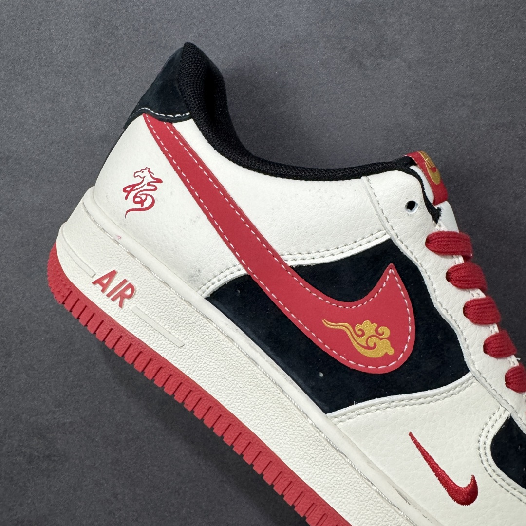 图片[6]-【定制版】马年限定高端定制Nike Air Force 1 \’07 Low “马年限定-红福祥云” 专为 2026 丙午马年打造的限定款空军板鞋，把国风祥云、“福” 字与奔马元素融入经典鞋型，Swoosh Logo 嵌入祥云刺绣，鞋侧 “福” 字 + 奔马印花暗藏 “马到成功、米白皮革碰撞黑红拼接鞋面，红色鞋带与橡胶大底呼应，经典空军鞋型注入国风细节，复古吸睛又自带喜庆感 货号：XD0028-016 尺码：36 36.5 37.5 38 38.5 39 40 40.5 41 42 42.5 43 44 44.5 45-选品中心