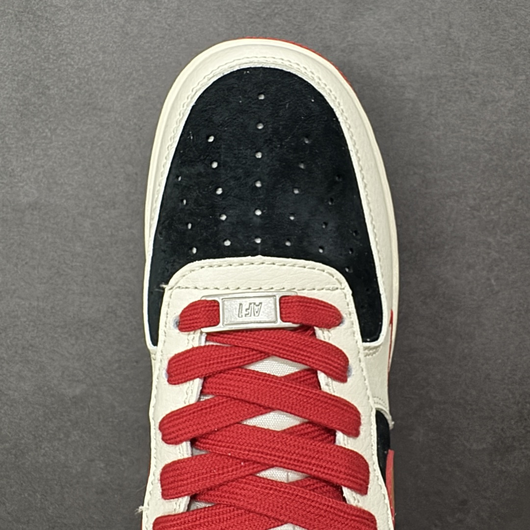 图片[8]-【定制版】马年限定高端定制Nike Air Force 1 \’07 Low “马年限定-红福祥云” 专为 2026 丙午马年打造的限定款空军板鞋，把国风祥云、“福” 字与奔马元素融入经典鞋型，Swoosh Logo 嵌入祥云刺绣，鞋侧 “福” 字 + 奔马印花暗藏 “马到成功、米白皮革碰撞黑红拼接鞋面，红色鞋带与橡胶大底呼应，经典空军鞋型注入国风细节，复古吸睛又自带喜庆感 货号：XD0028-016 尺码：36 36.5 37.5 38 38.5 39 40 40.5 41 42 42.5 43 44 44.5 45-选品中心