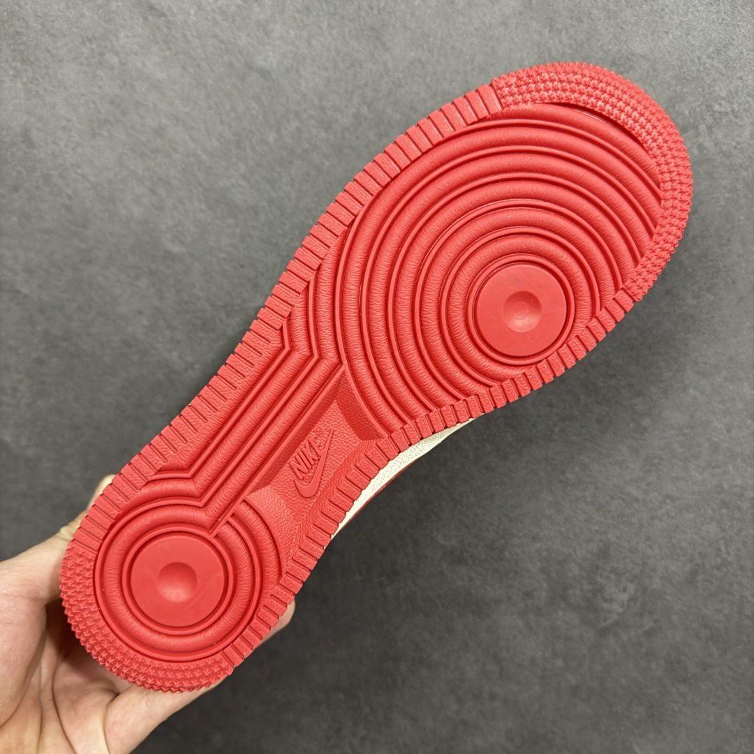 图片[9]-【定制版】马年限定高端定制Nike Air Force 1 \’07 Low “马年限定-红福祥云” 专为 2026 丙午马年打造的限定款空军板鞋，把国风祥云、“福” 字与奔马元素融入经典鞋型，Swoosh Logo 嵌入祥云刺绣，鞋侧 “福” 字 + 奔马印花暗藏 “马到成功、米白皮革碰撞黑红拼接鞋面，红色鞋带与橡胶大底呼应，经典空军鞋型注入国风细节，复古吸睛又自带喜庆感 货号：XD0028-016 尺码：36 36.5 37.5 38 38.5 39 40 40.5 41 42 42.5 43 44 44.5 45-选品中心