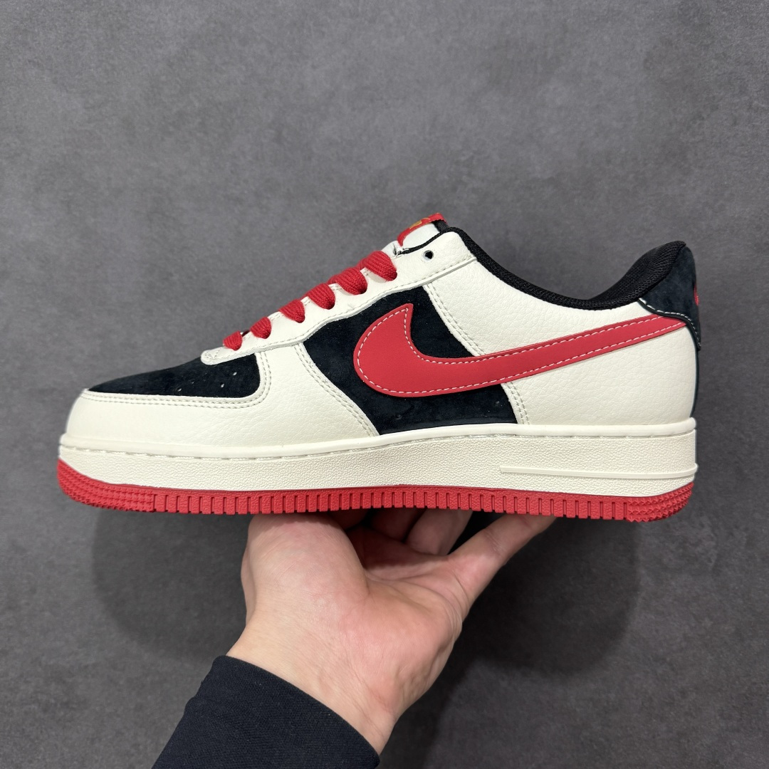图片[2]-【定制版】马年限定高端定制Nike Air Force 1 \’07 Low “马年限定-红福祥云” 专为 2026 丙午马年打造的限定款空军板鞋，把国风祥云、“福” 字与奔马元素融入经典鞋型，Swoosh Logo 嵌入祥云刺绣，鞋侧 “福” 字 + 奔马印花暗藏 “马到成功、米白皮革碰撞黑红拼接鞋面，红色鞋带与橡胶大底呼应，经典空军鞋型注入国风细节，复古吸睛又自带喜庆感 货号：XD0028-016 尺码：36 36.5 37.5 38 38.5 39 40 40.5 41 42 42.5 43 44 44.5 45-选品中心