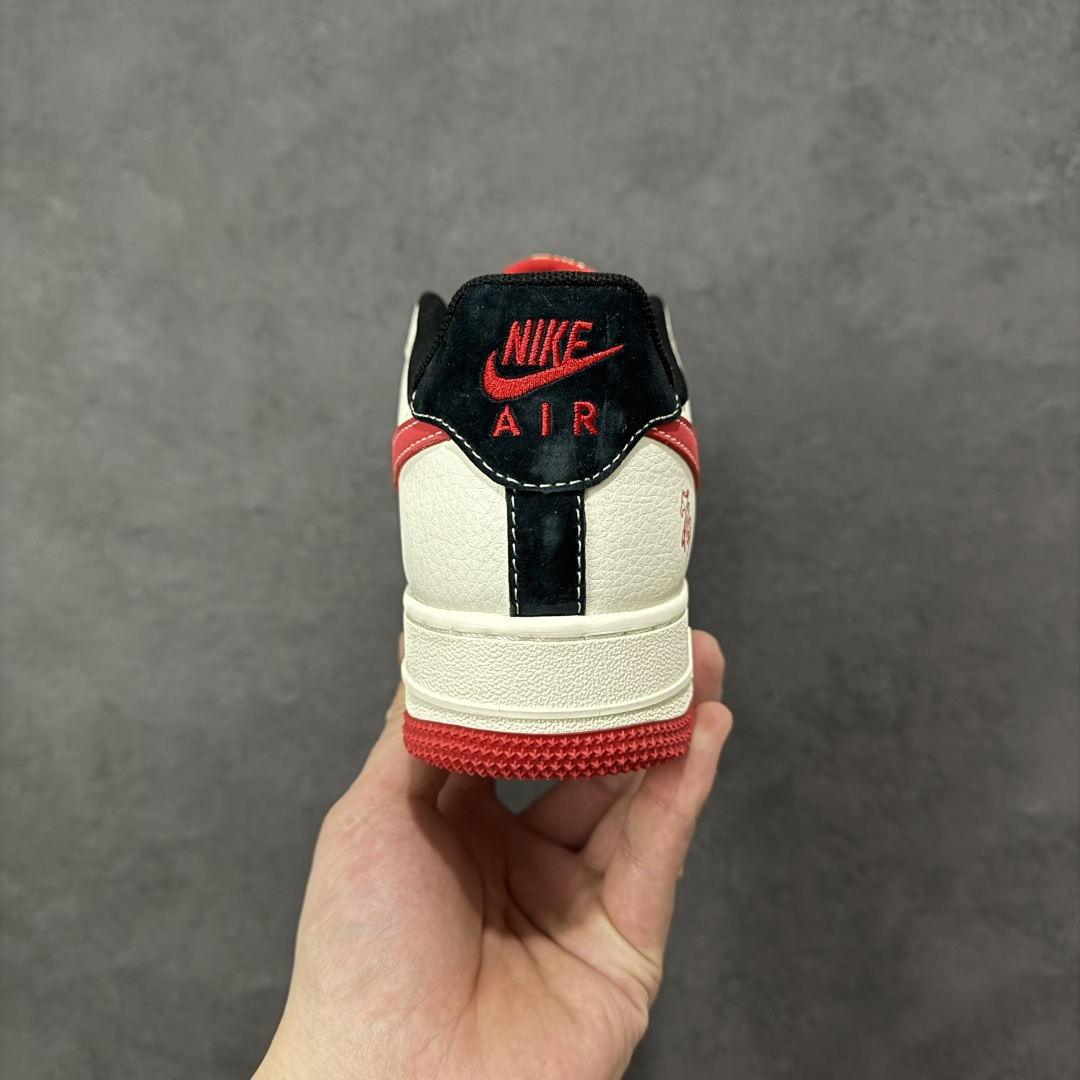 图片[4]-【定制版】马年限定高端定制Nike Air Force 1 \’07 Low “马年限定-红福祥云” 专为 2026 丙午马年打造的限定款空军板鞋，把国风祥云、“福” 字与奔马元素融入经典鞋型，Swoosh Logo 嵌入祥云刺绣，鞋侧 “福” 字 + 奔马印花暗藏 “马到成功、米白皮革碰撞黑红拼接鞋面，红色鞋带与橡胶大底呼应，经典空军鞋型注入国风细节，复古吸睛又自带喜庆感 货号：XD0028-016 尺码：36 36.5 37.5 38 38.5 39 40 40.5 41 42 42.5 43 44 44.5 45-选品中心