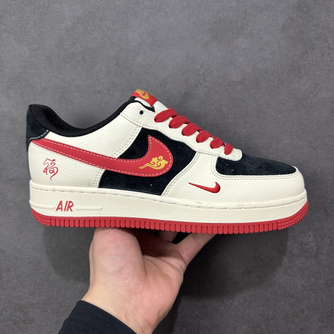 【定制版】马年限定高端定制Nike Air Force 1 \'07 Low “马年限定-红福祥云” 专为 2026 丙午马年打造的限定款空军板鞋，把国风祥云、“福” 字与奔马元素融入经典鞋型，Swoosh Logo 嵌入祥云刺绣，鞋侧 “福” 字 + 奔马印花暗藏 “马到成功、米白皮革碰撞黑红拼接鞋面，红色鞋带与橡胶大底呼应，经典空军鞋型注入国风细节，复古吸睛又自带喜庆感 货号：XD0028-016 尺码：36 36.5 37.5 38 38.5 39 40 40.5 41 42 42.5 43 44 44.5 45-选品中心