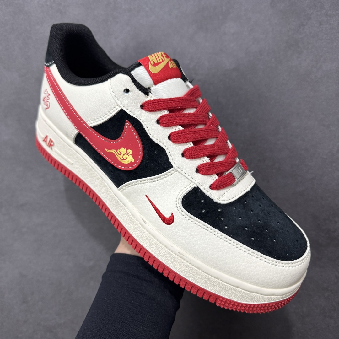 图片[3]-【定制版】马年限定高端定制Nike Air Force 1 \’07 Low “马年限定-红福祥云” 专为 2026 丙午马年打造的限定款空军板鞋，把国风祥云、“福” 字与奔马元素融入经典鞋型，Swoosh Logo 嵌入祥云刺绣，鞋侧 “福” 字 + 奔马印花暗藏 “马到成功、米白皮革碰撞黑红拼接鞋面，红色鞋带与橡胶大底呼应，经典空军鞋型注入国风细节，复古吸睛又自带喜庆感 货号：XD0028-016 尺码：36 36.5 37.5 38 38.5 39 40 40.5 41 42 42.5 43 44 44.5 45-选品中心