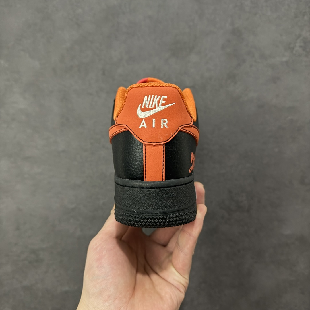 图片[4]-【定制版】马年限定高端定制Nike Air Force 1 \’07 Low “马年限定-黑橙” 专为 2026 丙午马年打造的限定款空军板鞋，把活力橙黑撞色与国风祥云、奔马元素融入经典鞋型，Swoosh Logo 嵌入祥云刺绣，鞋侧 “2026” 奔马印花灵动鲜活，黑橙白三色拼接鞋面，橙红编织鞋带与鞋尾呼应，经典空军鞋型注入鲜活年味，复古潮酷感拉满！ 货号：XD0028-018 尺码：36 36.5 37.5 38 38.5 39 40 40.5 41 42 42.5 43 44 44.5 45-选品中心