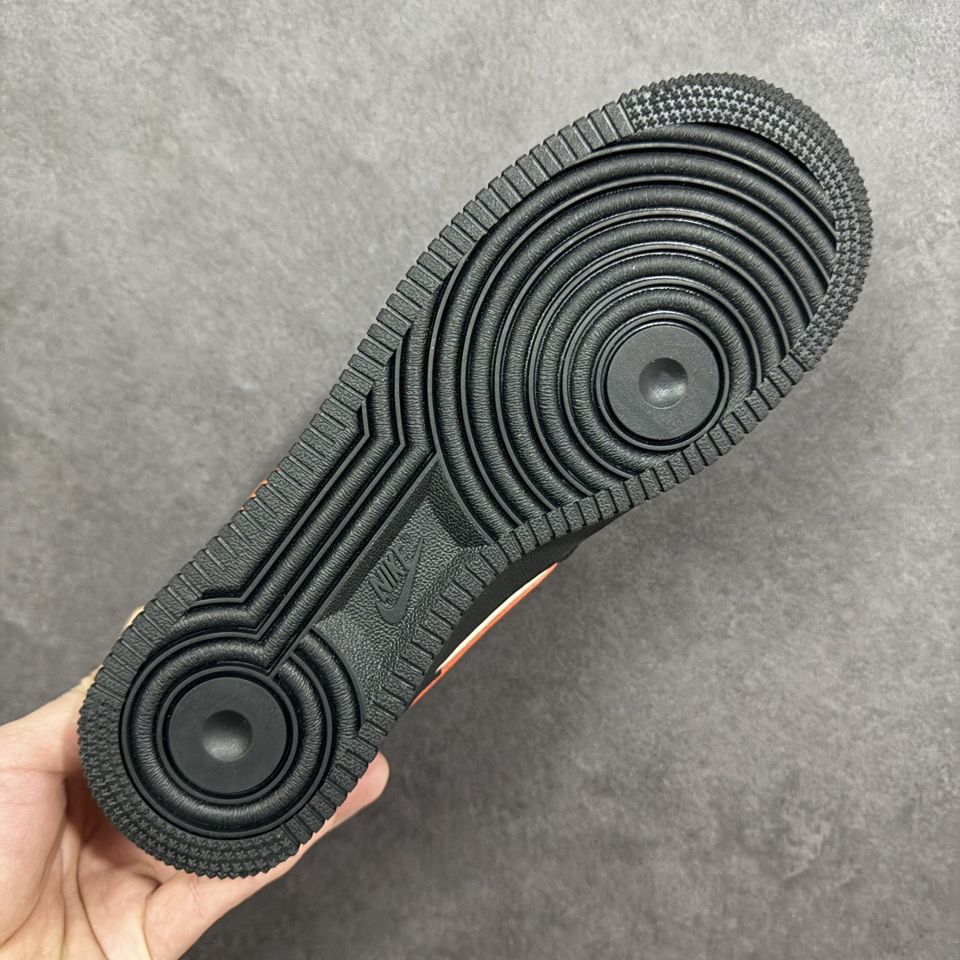 图片[9]-【定制版】马年限定高端定制Nike Air Force 1 \’07 Low “马年限定-黑橙” 专为 2026 丙午马年打造的限定款空军板鞋，把活力橙黑撞色与国风祥云、奔马元素融入经典鞋型，Swoosh Logo 嵌入祥云刺绣，鞋侧 “2026” 奔马印花灵动鲜活，黑橙白三色拼接鞋面，橙红编织鞋带与鞋尾呼应，经典空军鞋型注入鲜活年味，复古潮酷感拉满！ 货号：XD0028-018 尺码：36 36.5 37.5 38 38.5 39 40 40.5 41 42 42.5 43 44 44.5 45-选品中心