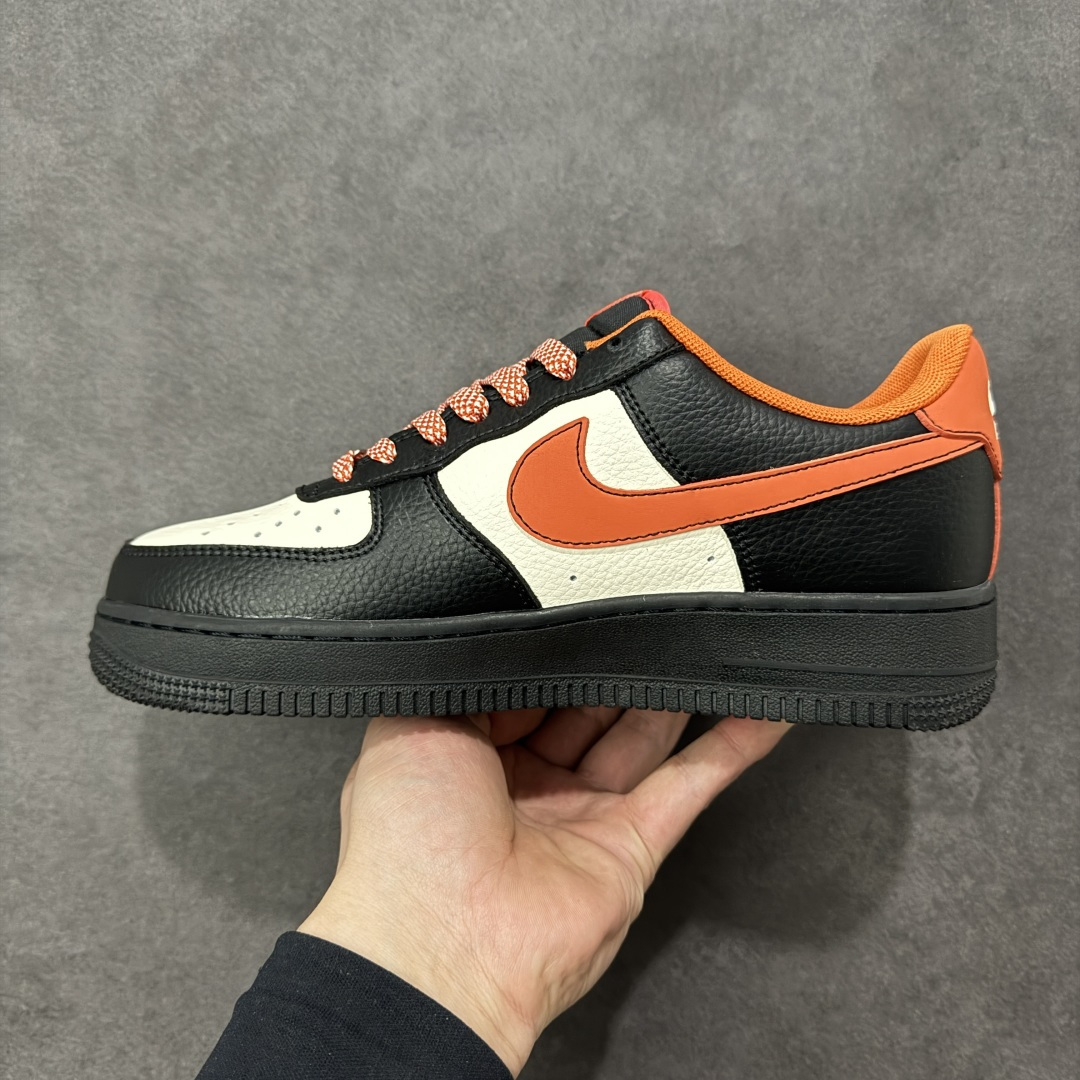 图片[2]-【定制版】马年限定高端定制Nike Air Force 1 \’07 Low “马年限定-黑橙” 专为 2026 丙午马年打造的限定款空军板鞋，把活力橙黑撞色与国风祥云、奔马元素融入经典鞋型，Swoosh Logo 嵌入祥云刺绣，鞋侧 “2026” 奔马印花灵动鲜活，黑橙白三色拼接鞋面，橙红编织鞋带与鞋尾呼应，经典空军鞋型注入鲜活年味，复古潮酷感拉满！ 货号：XD0028-018 尺码：36 36.5 37.5 38 38.5 39 40 40.5 41 42 42.5 43 44 44.5 45-选品中心