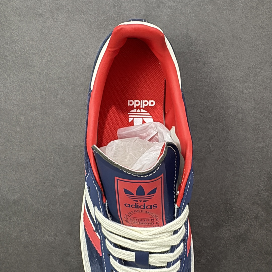 图片[7]-【定制版】马年限定新款Adidas Originals SAMBA OG“马年联名限定-藏蓝”专为 2026 丙午马年打造的限定德训鞋，以经典红蓝白撞色致敬复古运动风，藏蓝翻毛皮搭配红白撞色条纹，米白鞋头与橡胶大底呼应，绒面鞋面柔软亲肤，橡胶防滑大底稳当贴脚，既是街头复古单品，也是新年氛围感利器。 货号：LX0908 尺码：36 36.5 37.5 38 38.5 39 40 40.5 41 42 42.5 43 44 44.5 45-选品中心