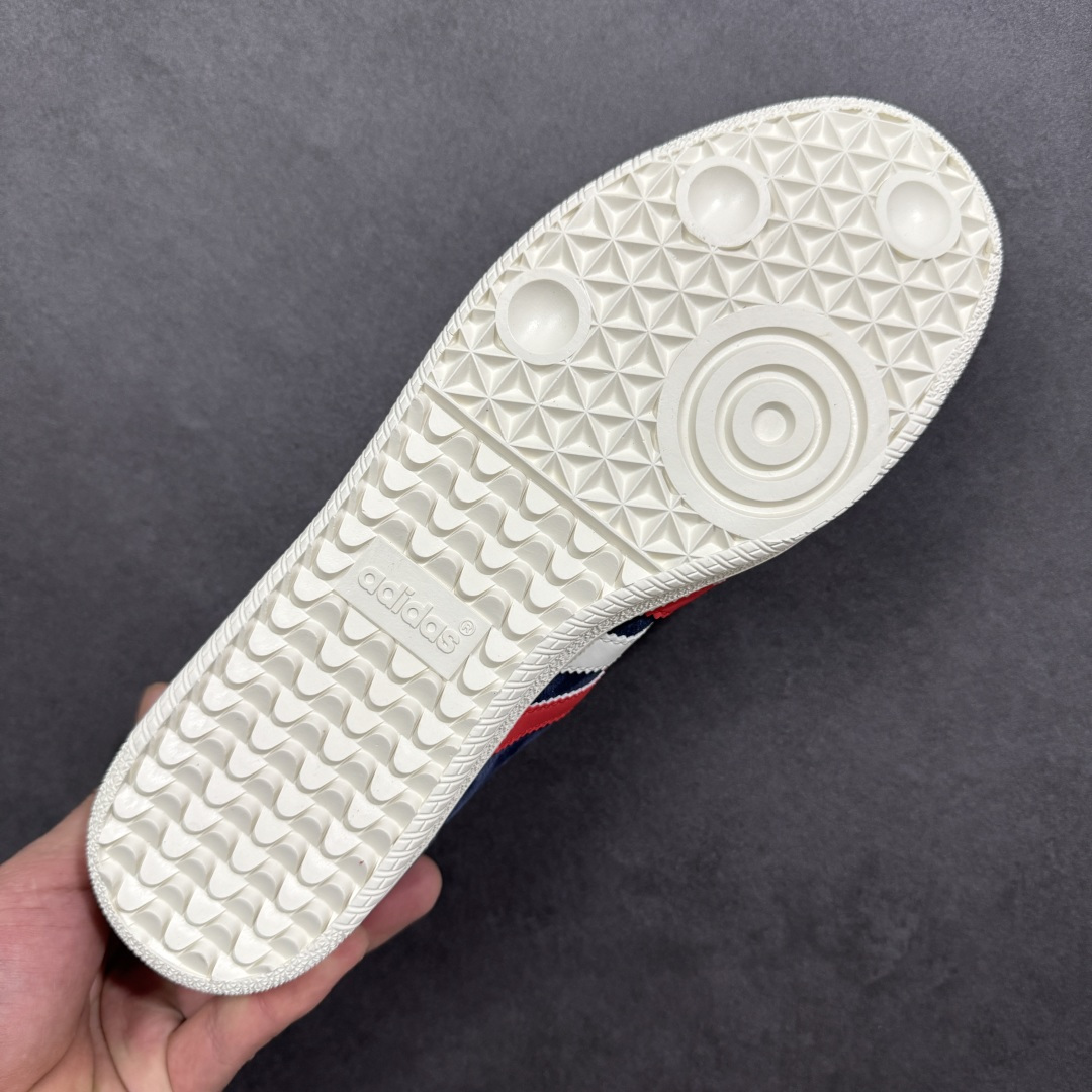 图片[9]-【定制版】马年限定新款Adidas Originals SAMBA OG“马年联名限定-藏蓝”专为 2026 丙午马年打造的限定德训鞋，以经典红蓝白撞色致敬复古运动风，藏蓝翻毛皮搭配红白撞色条纹，米白鞋头与橡胶大底呼应，绒面鞋面柔软亲肤，橡胶防滑大底稳当贴脚，既是街头复古单品，也是新年氛围感利器。 货号：LX0908 尺码：36 36.5 37.5 38 38.5 39 40 40.5 41 42 42.5 43 44 44.5 45-选品中心