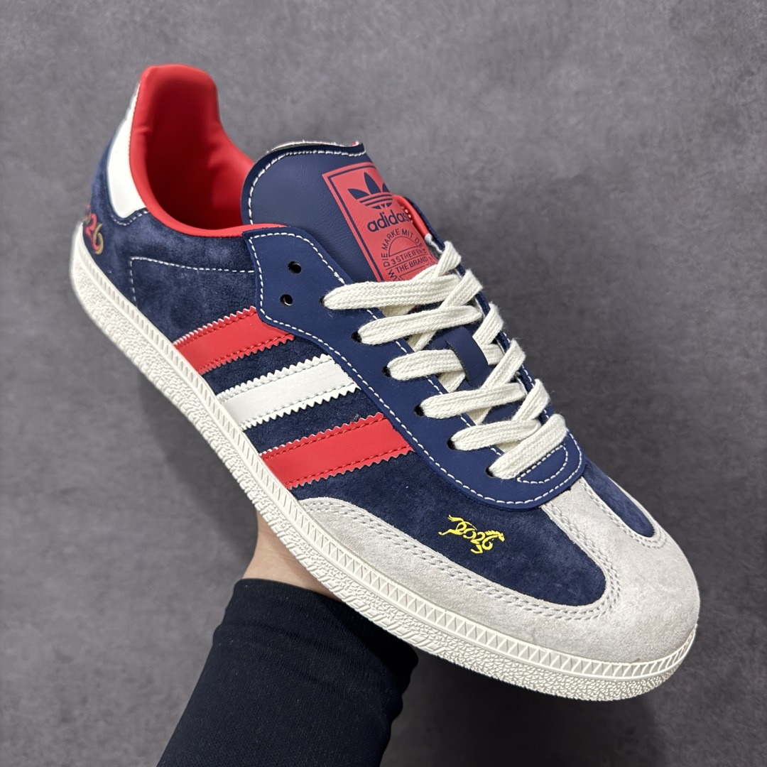 图片[3]-【定制版】马年限定新款Adidas Originals SAMBA OG“马年联名限定-藏蓝”专为 2026 丙午马年打造的限定德训鞋，以经典红蓝白撞色致敬复古运动风，藏蓝翻毛皮搭配红白撞色条纹，米白鞋头与橡胶大底呼应，绒面鞋面柔软亲肤，橡胶防滑大底稳当贴脚，既是街头复古单品，也是新年氛围感利器。 货号：LX0908 尺码：36 36.5 37.5 38 38.5 39 40 40.5 41 42 42.5 43 44 44.5 45-选品中心