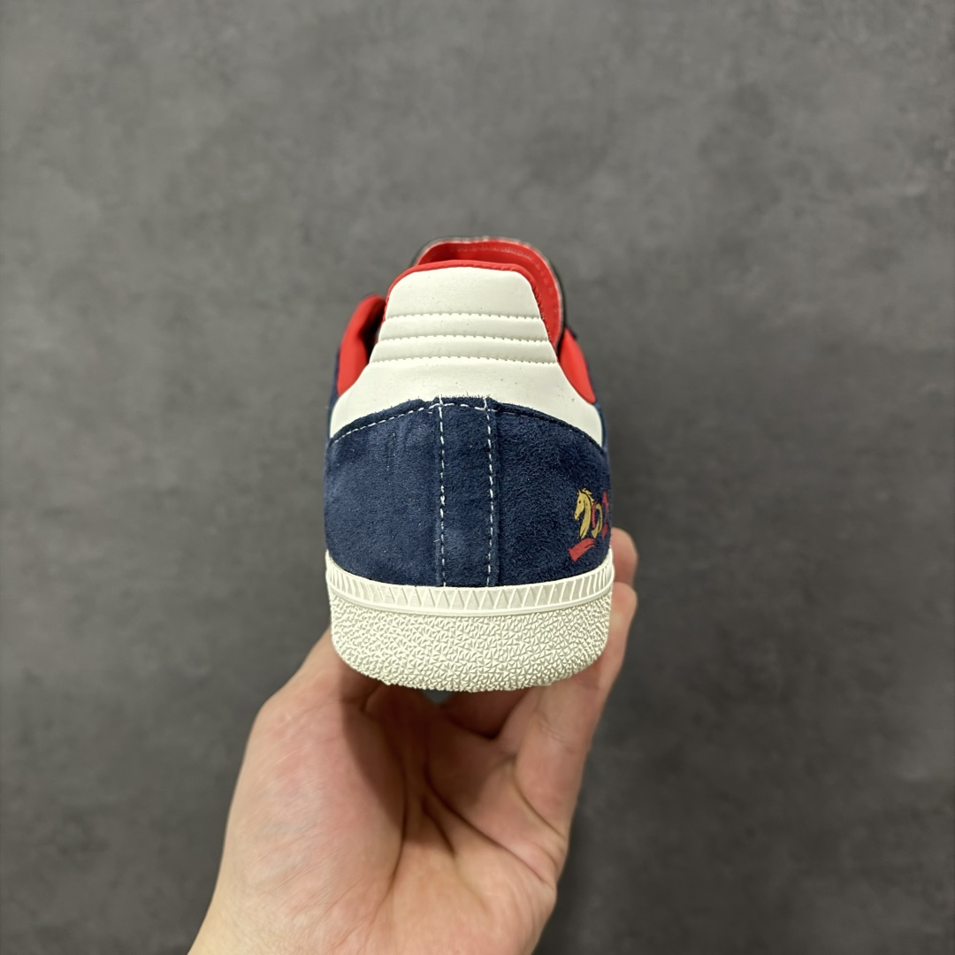 图片[4]-【定制版】马年限定新款Adidas Originals SAMBA OG“马年联名限定-藏蓝”专为 2026 丙午马年打造的限定德训鞋，以经典红蓝白撞色致敬复古运动风，藏蓝翻毛皮搭配红白撞色条纹，米白鞋头与橡胶大底呼应，绒面鞋面柔软亲肤，橡胶防滑大底稳当贴脚，既是街头复古单品，也是新年氛围感利器。 货号：LX0908 尺码：36 36.5 37.5 38 38.5 39 40 40.5 41 42 42.5 43 44 44.5 45-选品中心