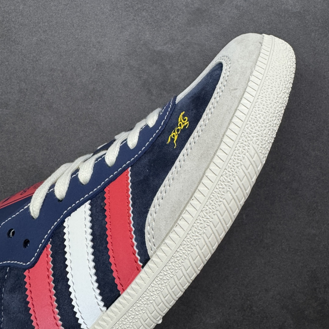 图片[5]-【定制版】马年限定新款Adidas Originals SAMBA OG“马年联名限定-藏蓝”专为 2026 丙午马年打造的限定德训鞋，以经典红蓝白撞色致敬复古运动风，藏蓝翻毛皮搭配红白撞色条纹，米白鞋头与橡胶大底呼应，绒面鞋面柔软亲肤，橡胶防滑大底稳当贴脚，既是街头复古单品，也是新年氛围感利器。 货号：LX0908 尺码：36 36.5 37.5 38 38.5 39 40 40.5 41 42 42.5 43 44 44.5 45-选品中心