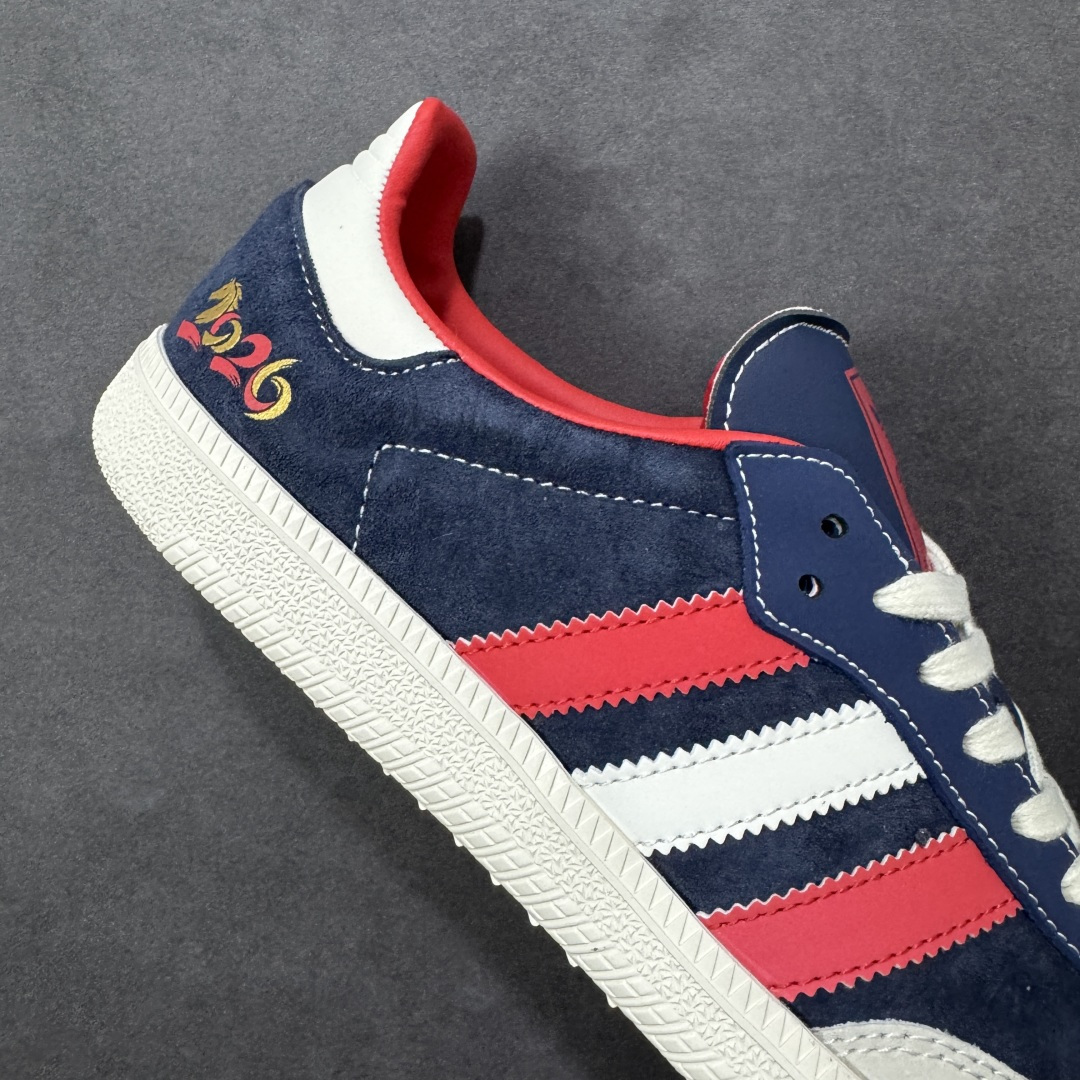 图片[6]-【定制版】马年限定新款Adidas Originals SAMBA OG“马年联名限定-藏蓝”专为 2026 丙午马年打造的限定德训鞋，以经典红蓝白撞色致敬复古运动风，藏蓝翻毛皮搭配红白撞色条纹，米白鞋头与橡胶大底呼应，绒面鞋面柔软亲肤，橡胶防滑大底稳当贴脚，既是街头复古单品，也是新年氛围感利器。 货号：LX0908 尺码：36 36.5 37.5 38 38.5 39 40 40.5 41 42 42.5 43 44 44.5 45-选品中心