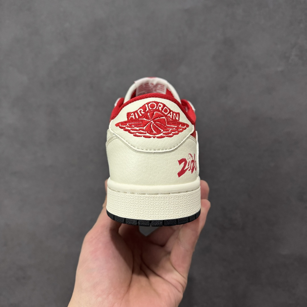 图片[4]-【定制版】马年红运 潮履登场AIR JORDAN 1 以红白撞色呼应2026丙午马年主题，鞋身红色区域满印金色萌马图案，搭配“丙午”印章与“2026”标识，国风氛围拉满。头层皮革打造细腻质感，透气孔设计兼顾舒适，可拆卸红色织带增添穿搭层次。无论是春节出行还是日常街头，都能让你成为焦点，红运与潮感兼备，轻松拿捏新年氛围感穿搭。 货号：FC1688-252 尺码：36 36.5 37.5 38 38.5 39 40 40.5 41 42 42.5 43 44 44.5 45-选品中心