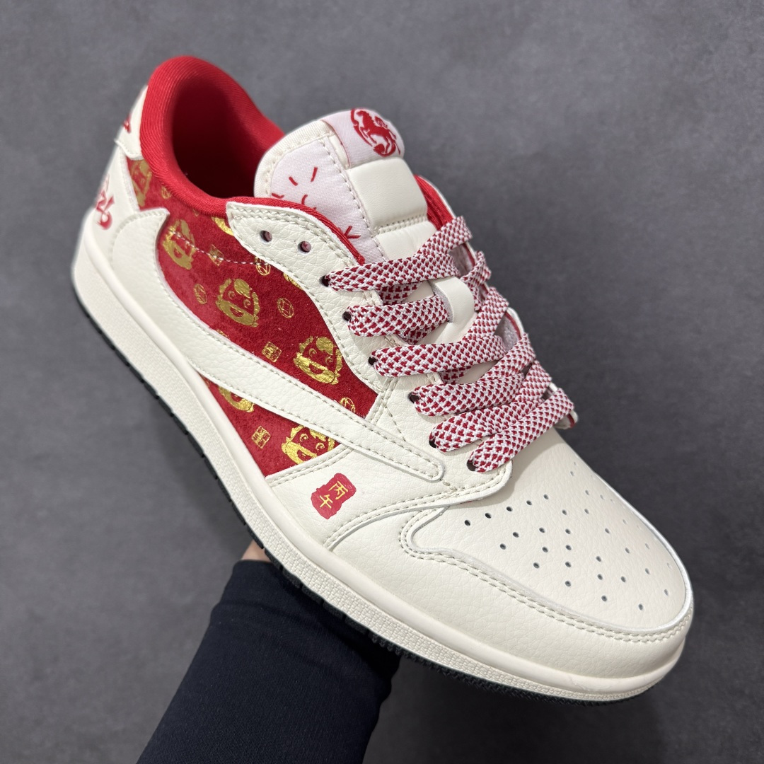 图片[3]-【定制版】马年红运 潮履登场AIR JORDAN 1 以红白撞色呼应2026丙午马年主题，鞋身红色区域满印金色萌马图案，搭配“丙午”印章与“2026”标识，国风氛围拉满。头层皮革打造细腻质感，透气孔设计兼顾舒适，可拆卸红色织带增添穿搭层次。无论是春节出行还是日常街头，都能让你成为焦点，红运与潮感兼备，轻松拿捏新年氛围感穿搭。 货号：FC1688-252 尺码：36 36.5 37.5 38 38.5 39 40 40.5 41 42 42.5 43 44 44.5 45-选品中心