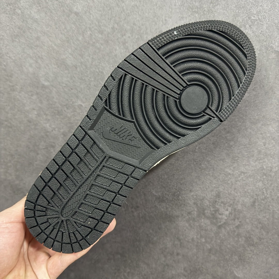 图片[9]-【定制版】马年红运 潮履登场AIR JORDAN 1 以红白撞色呼应2026丙午马年主题，鞋身红色区域满印金色萌马图案，搭配“丙午”印章与“2026”标识，国风氛围拉满。头层皮革打造细腻质感，透气孔设计兼顾舒适，可拆卸红色织带增添穿搭层次。无论是春节出行还是日常街头，都能让你成为焦点，红运与潮感兼备，轻松拿捏新年氛围感穿搭。 货号：FC1688-252 尺码：36 36.5 37.5 38 38.5 39 40 40.5 41 42 42.5 43 44 44.5 45-选品中心