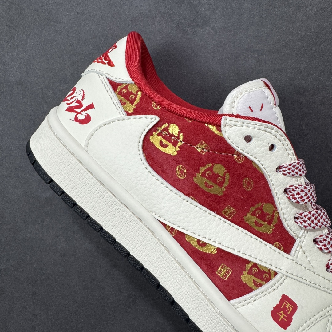 图片[6]-【定制版】马年红运 潮履登场AIR JORDAN 1 以红白撞色呼应2026丙午马年主题，鞋身红色区域满印金色萌马图案，搭配“丙午”印章与“2026”标识，国风氛围拉满。头层皮革打造细腻质感，透气孔设计兼顾舒适，可拆卸红色织带增添穿搭层次。无论是春节出行还是日常街头，都能让你成为焦点，红运与潮感兼备，轻松拿捏新年氛围感穿搭。 货号：FC1688-252 尺码：36 36.5 37.5 38 38.5 39 40 40.5 41 42 42.5 43 44 44.5 45-选品中心