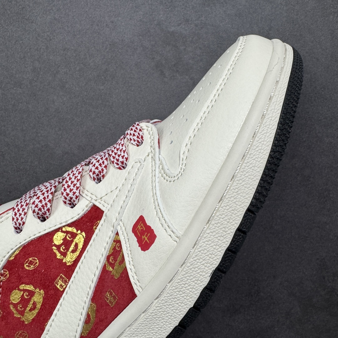 图片[5]-【定制版】马年红运 潮履登场AIR JORDAN 1 以红白撞色呼应2026丙午马年主题，鞋身红色区域满印金色萌马图案，搭配“丙午”印章与“2026”标识，国风氛围拉满。头层皮革打造细腻质感，透气孔设计兼顾舒适，可拆卸红色织带增添穿搭层次。无论是春节出行还是日常街头，都能让你成为焦点，红运与潮感兼备，轻松拿捏新年氛围感穿搭。 货号：FC1688-252 尺码：36 36.5 37.5 38 38.5 39 40 40.5 41 42 42.5 43 44 44.5 45-选品中心