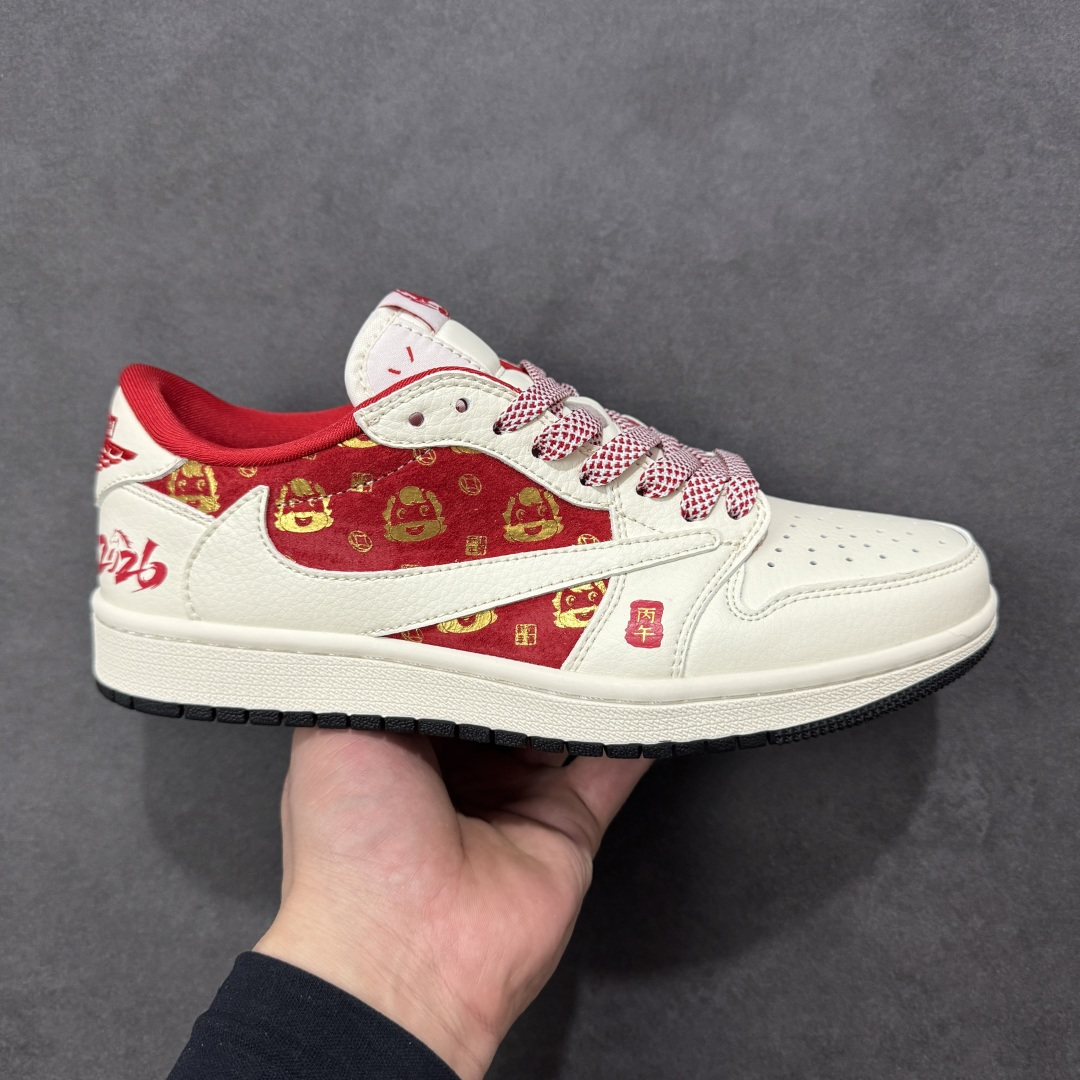 【定制版】马年红运 潮履登场AIR JORDAN 1 以红白撞色呼应2026丙午马年主题，鞋身红色区域满印金色萌马图案，搭配“丙午”印章与“2026”标识，国风氛围拉满。头层皮革打造细腻质感，透气孔设计兼顾舒适，可拆卸红色织带增添穿搭层次。无论是春节出行还是日常街头，都能让你成为焦点，红运与潮感兼备，轻松拿捏新年氛围感穿搭。 货号：FC1688-252 尺码：36 36.5 37.5 38 38.5 39 40 40.5 41 42 42.5 43 44 44.5 45-选品中心