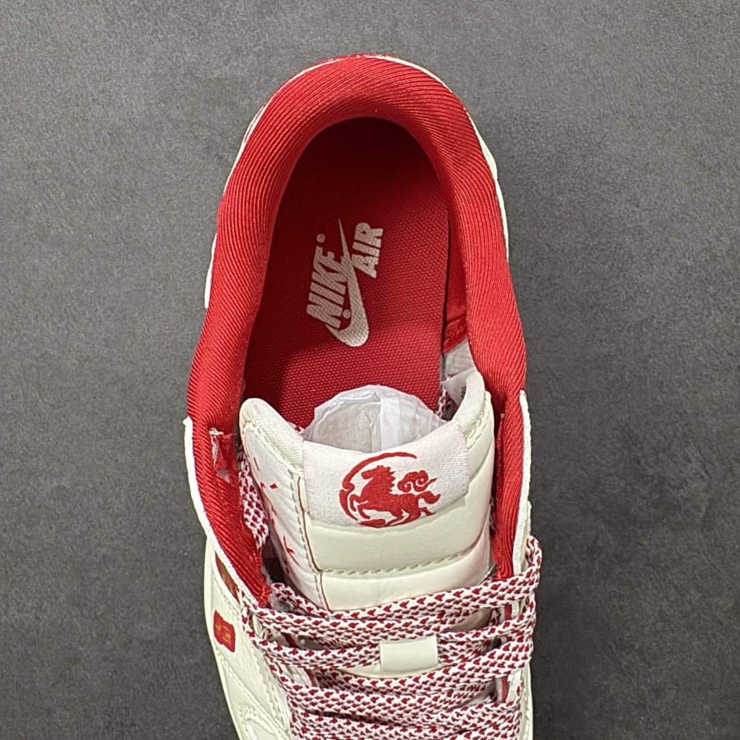 图片[7]-【定制版】马年红运 潮履登场AIR JORDAN 1 以红白撞色呼应2026丙午马年主题，鞋身红色区域满印金色萌马图案，搭配“丙午”印章与“2026”标识，国风氛围拉满。头层皮革打造细腻质感，透气孔设计兼顾舒适，可拆卸红色织带增添穿搭层次。无论是春节出行还是日常街头，都能让你成为焦点，红运与潮感兼备，轻松拿捏新年氛围感穿搭。 货号：FC1688-252 尺码：36 36.5 37.5 38 38.5 39 40 40.5 41 42 42.5 43 44 44.5 45-选品中心
