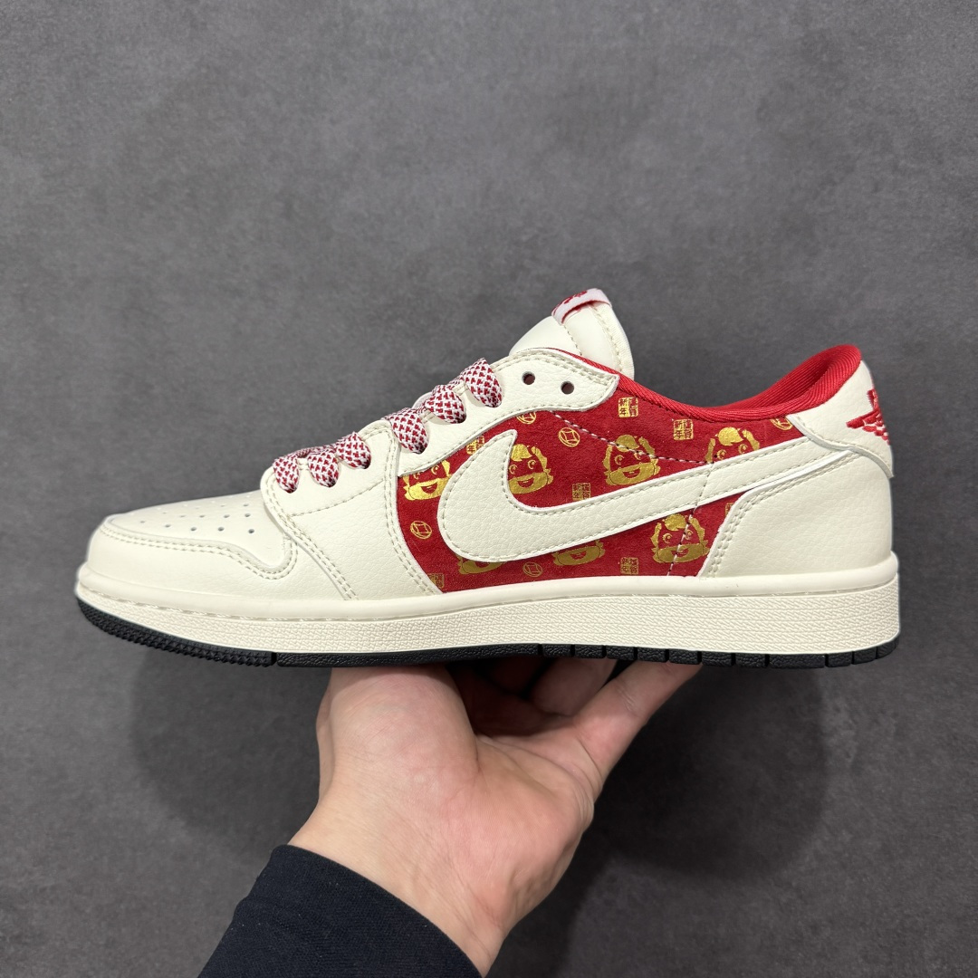 图片[2]-【定制版】马年红运 潮履登场AIR JORDAN 1 以红白撞色呼应2026丙午马年主题，鞋身红色区域满印金色萌马图案，搭配“丙午”印章与“2026”标识，国风氛围拉满。头层皮革打造细腻质感，透气孔设计兼顾舒适，可拆卸红色织带增添穿搭层次。无论是春节出行还是日常街头，都能让你成为焦点，红运与潮感兼备，轻松拿捏新年氛围感穿搭。 货号：FC1688-252 尺码：36 36.5 37.5 38 38.5 39 40 40.5 41 42 42.5 43 44 44.5 45-选品中心