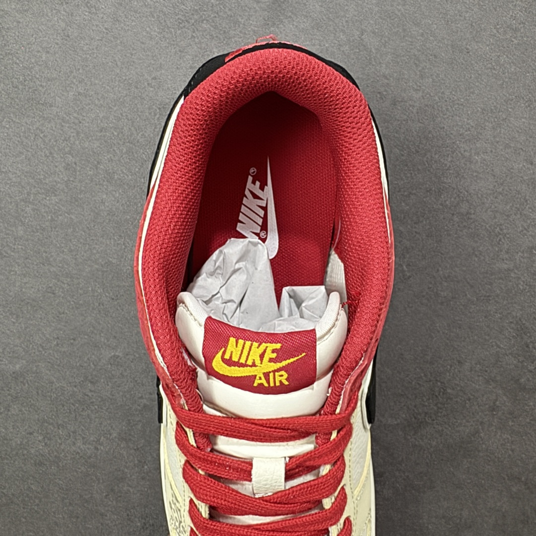 图片[7]-【定制版】梅开马年 潮履上新SB DUNK LOW 以红黑米撞色呈现复古质感，麂皮与皮革拼接层次丰富，梅花印花与小马挂饰点明马年主题，鞋身“马”字印章暗藏巧思。低帮鞋型显利落干练，软弹中底提升上脚舒适度，透气孔设计告别闷脚，新年走亲访友、潮拍打卡都适配，国风与街头感完美融合，是马年吸睛利器。 货号：DN3168-027 尺码：36 36.5 37.5 38 38.5 39 40 40.5 41 42 42.5 43 44 44.5 45-选品中心