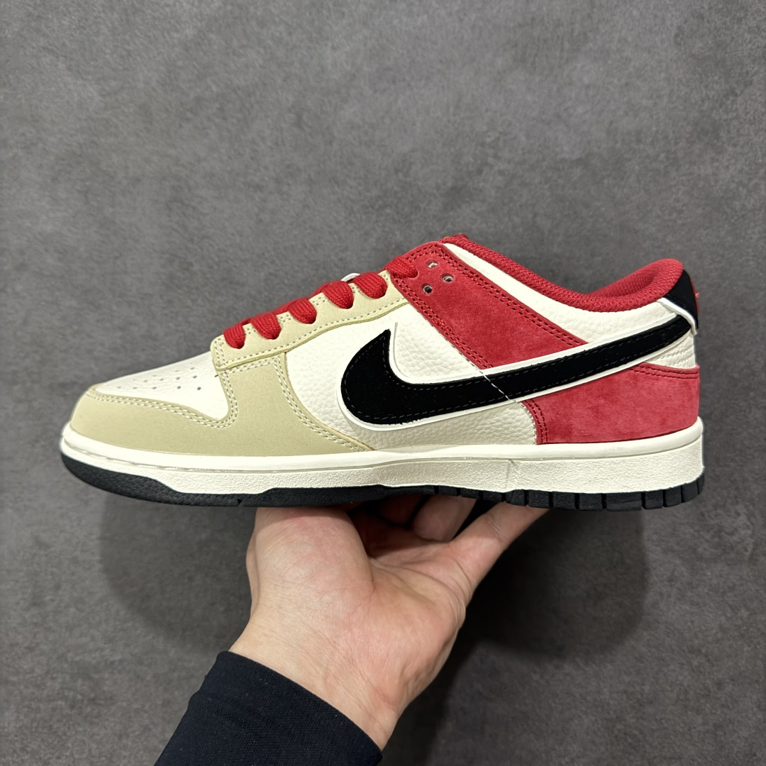 图片[2]-【定制版】梅开马年 潮履上新SB DUNK LOW 以红黑米撞色呈现复古质感，麂皮与皮革拼接层次丰富，梅花印花与小马挂饰点明马年主题，鞋身“马”字印章暗藏巧思。低帮鞋型显利落干练，软弹中底提升上脚舒适度，透气孔设计告别闷脚，新年走亲访友、潮拍打卡都适配，国风与街头感完美融合，是马年吸睛利器。 货号：DN3168-027 尺码：36 36.5 37.5 38 38.5 39 40 40.5 41 42 42.5 43 44 44.5 45-选品中心